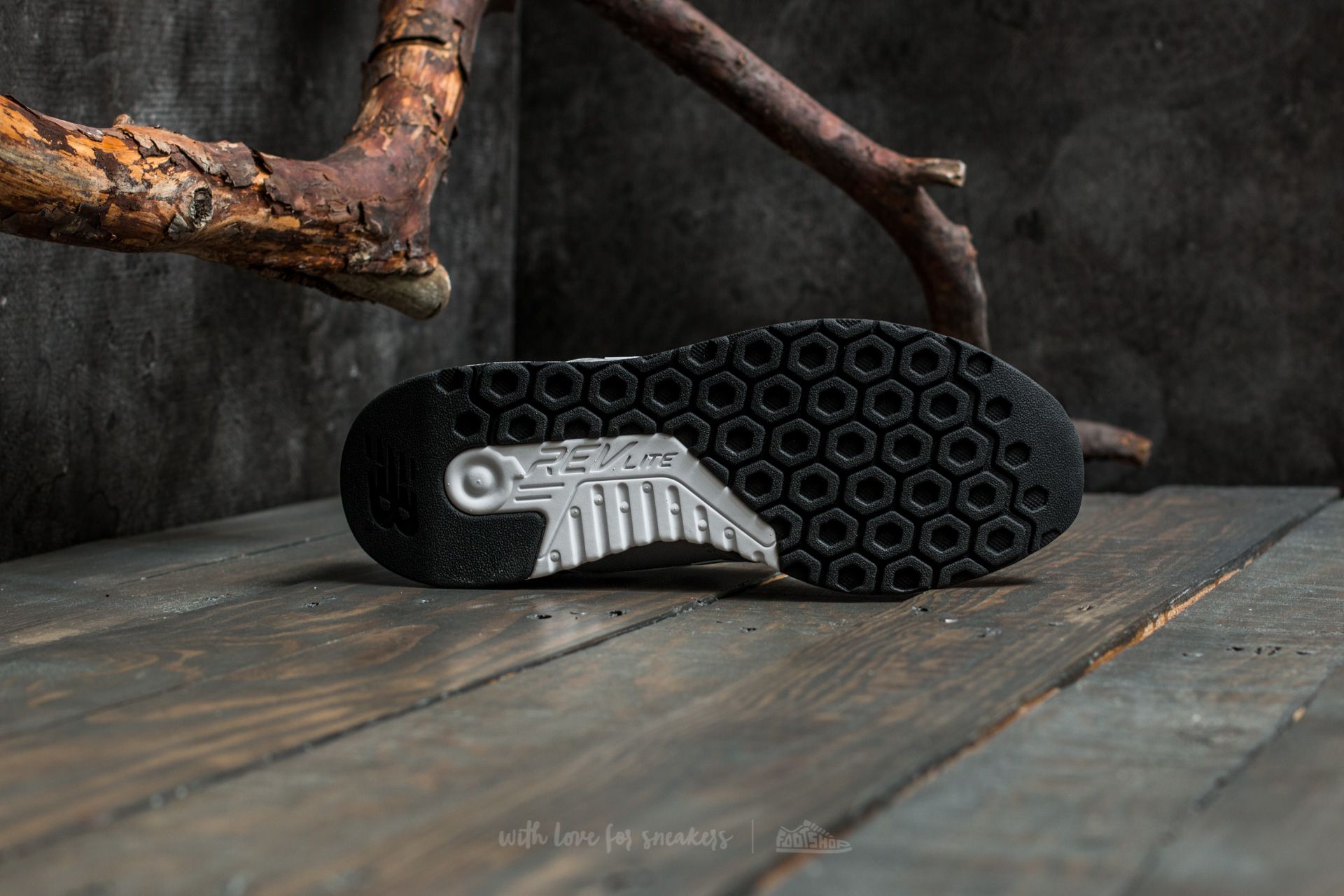 Încălțăminte și sneakerși pentru bărbați New Balance 247 Grey/ White