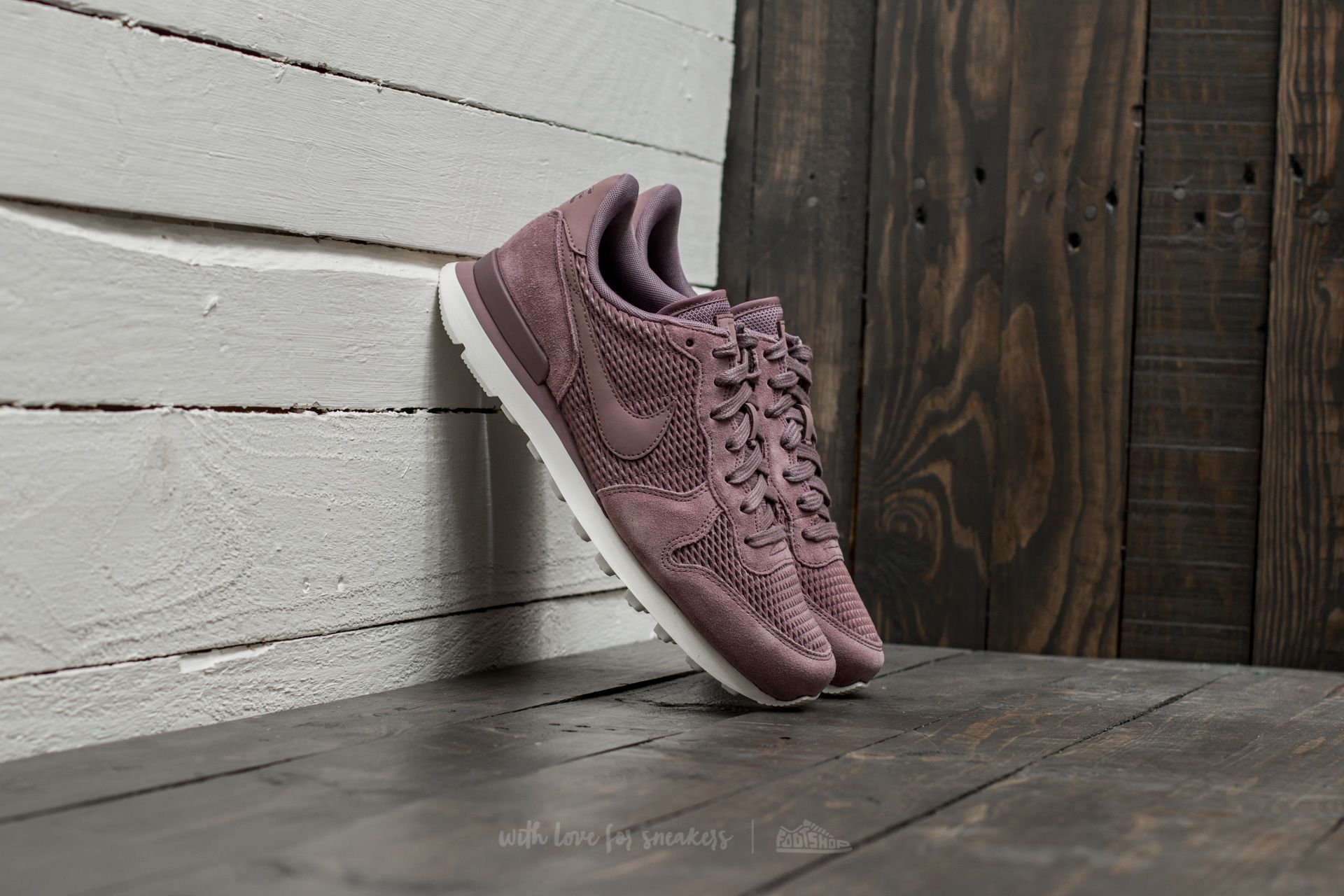 Nike store internationalist taupe