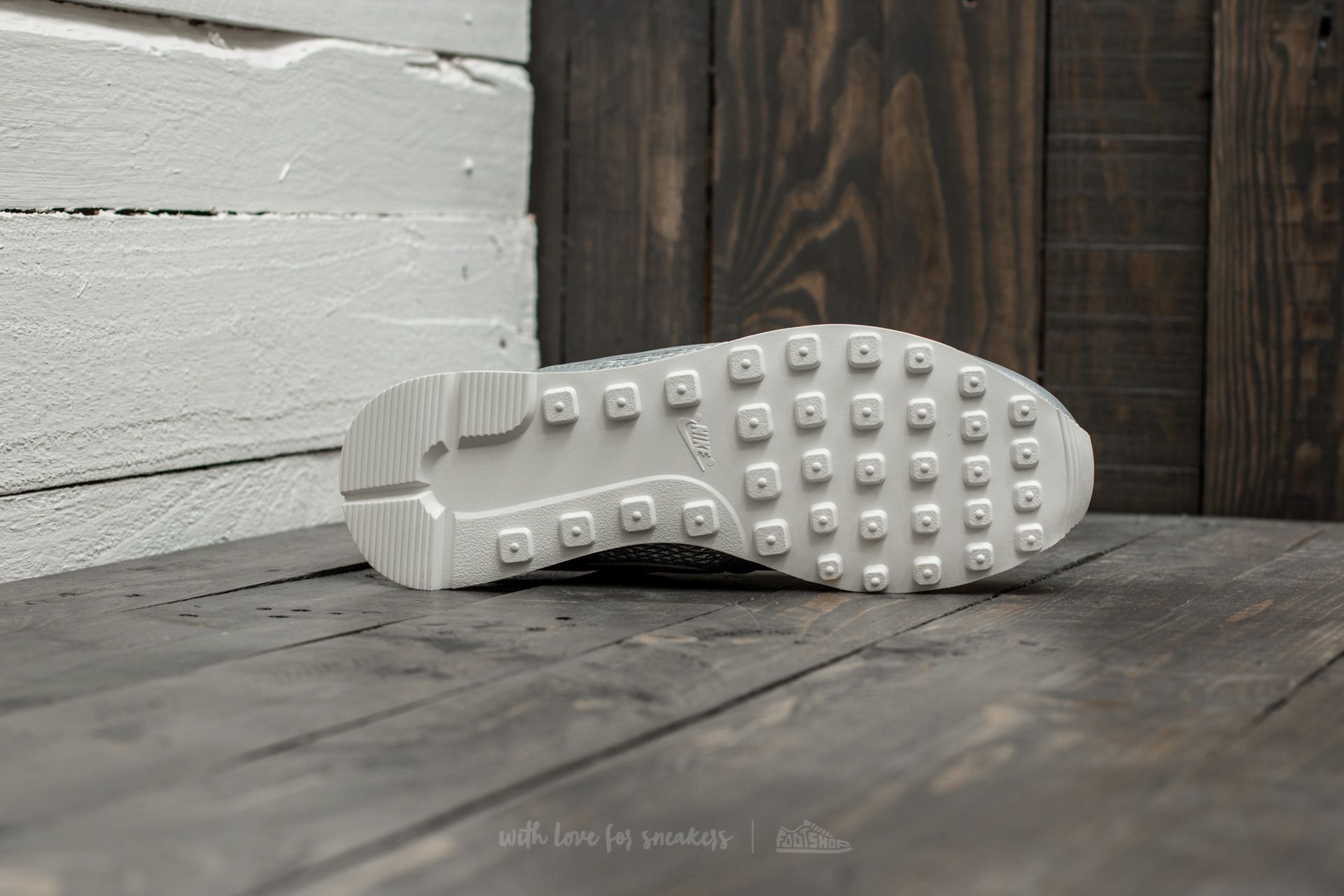 Damesko Nike W Internationalist Premium Metallic Platinum/ Pure Platinum