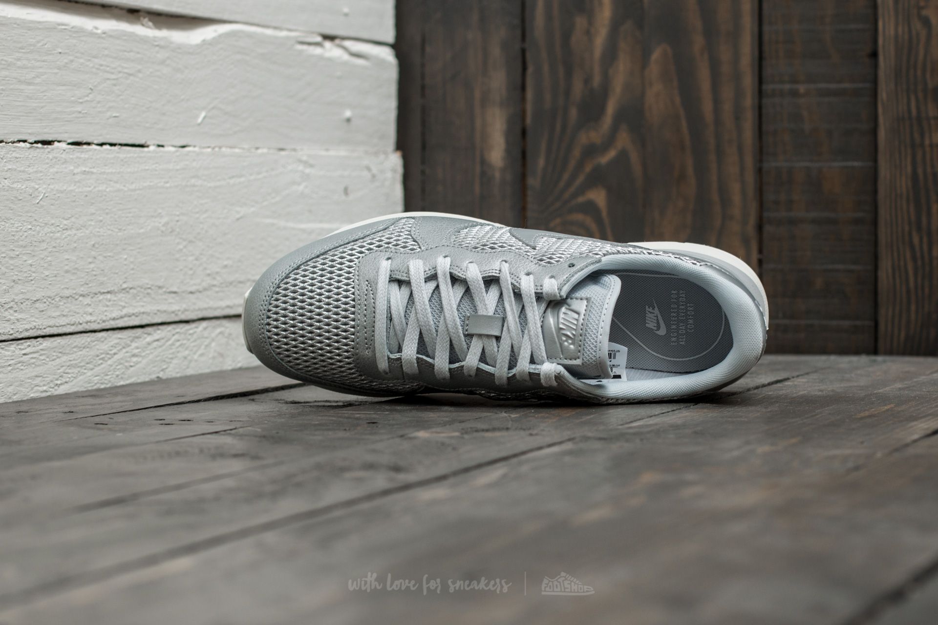 Damesko Nike W Internationalist Premium Metallic Platinum/ Pure Platinum