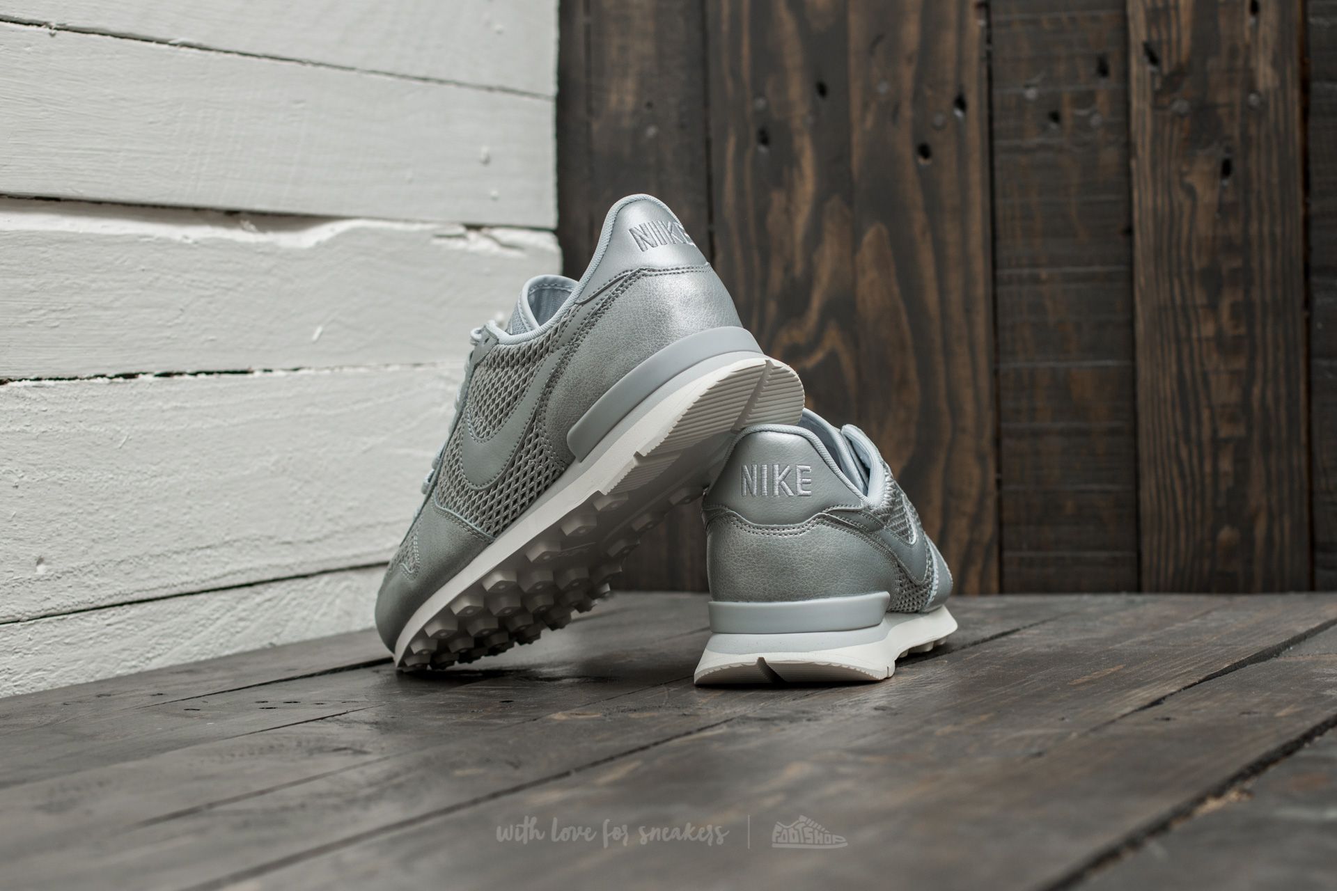 Damesko Nike W Internationalist Premium Metallic Platinum/ Pure Platinum