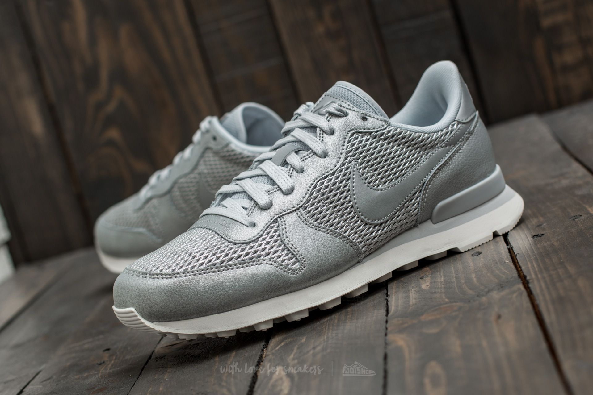 Damesko Nike W Internationalist Premium Metallic Platinum/ Pure Platinum