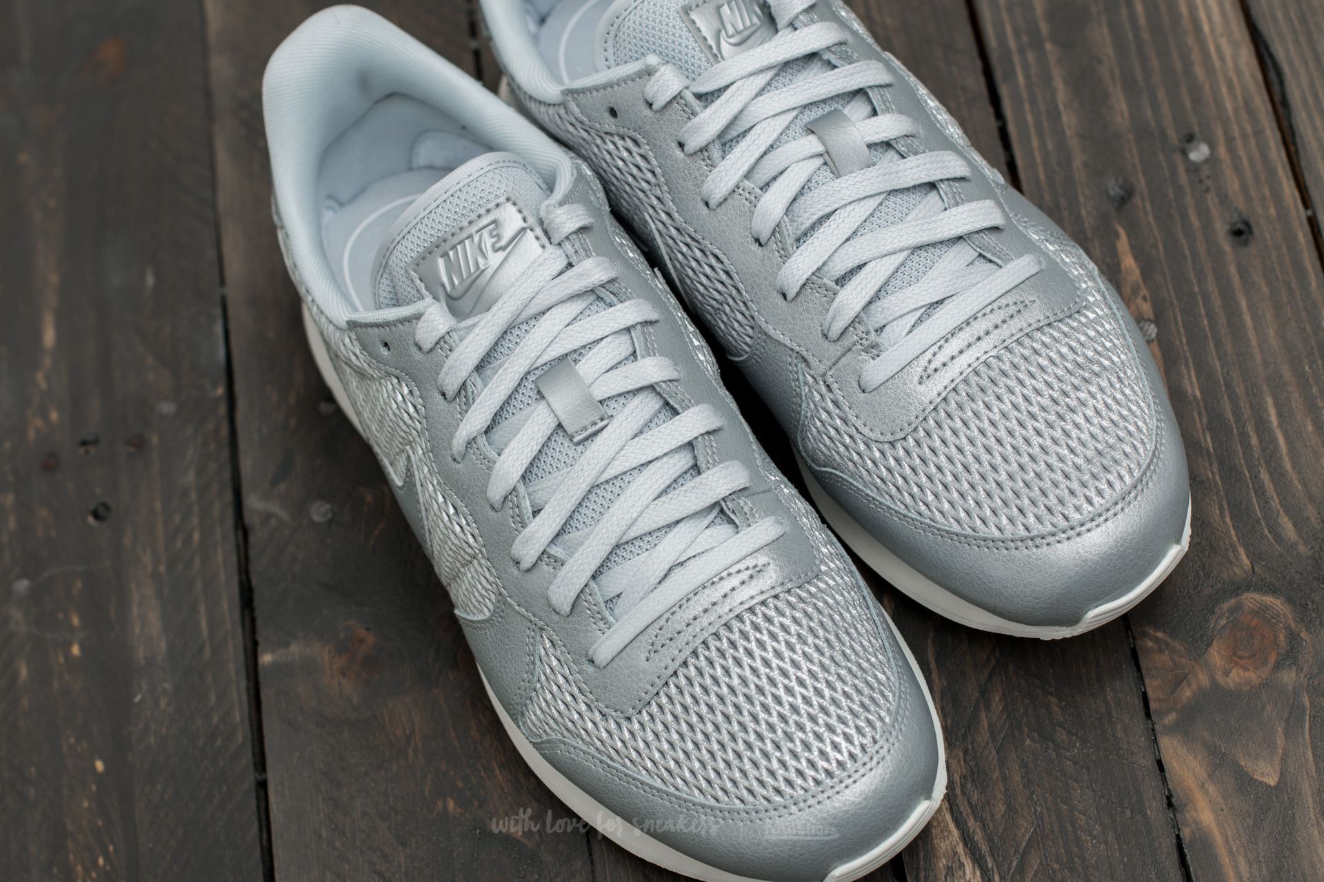 Damesko Nike W Internationalist Premium Metallic Platinum/ Pure Platinum