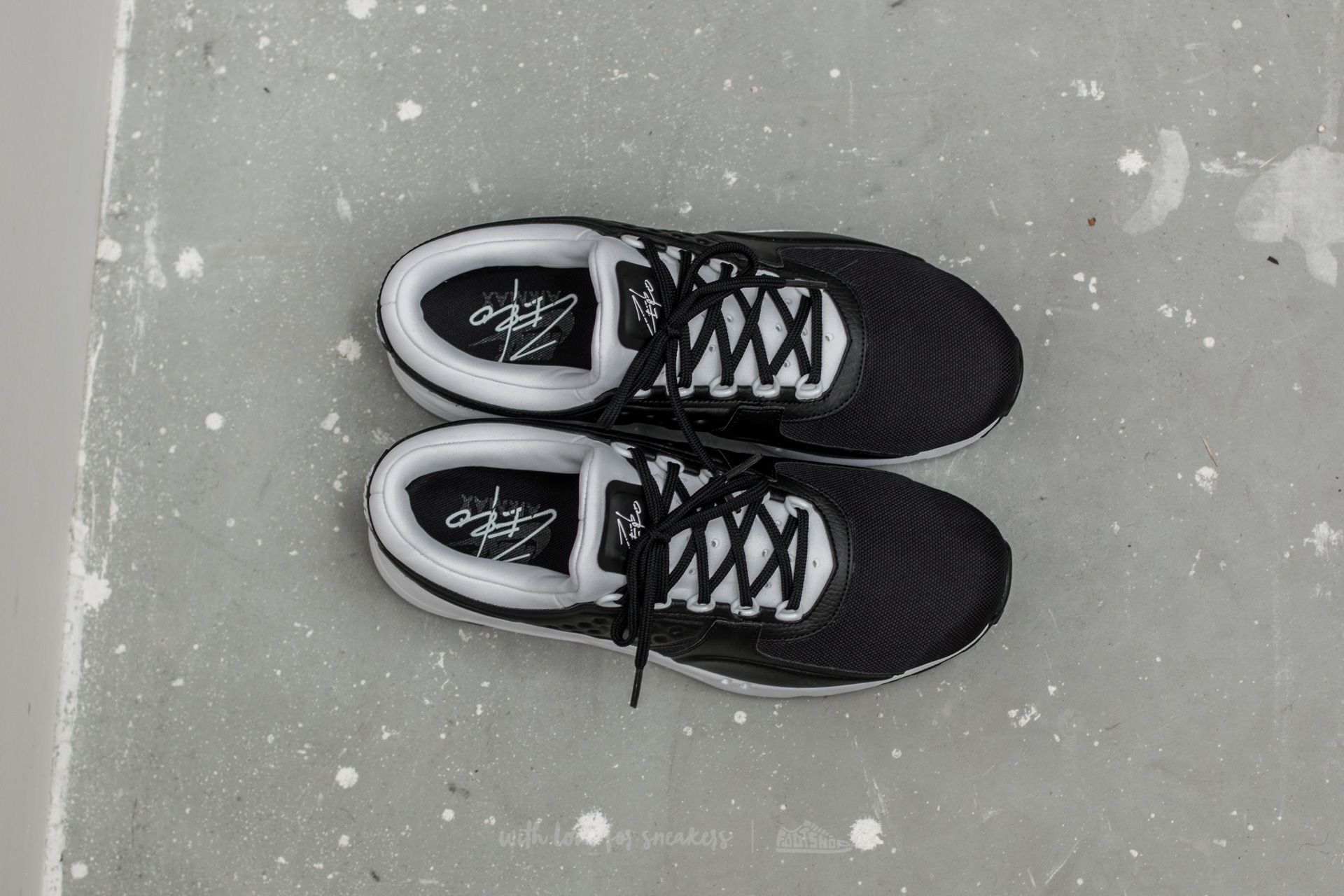 Air max zero premium black white hotsell