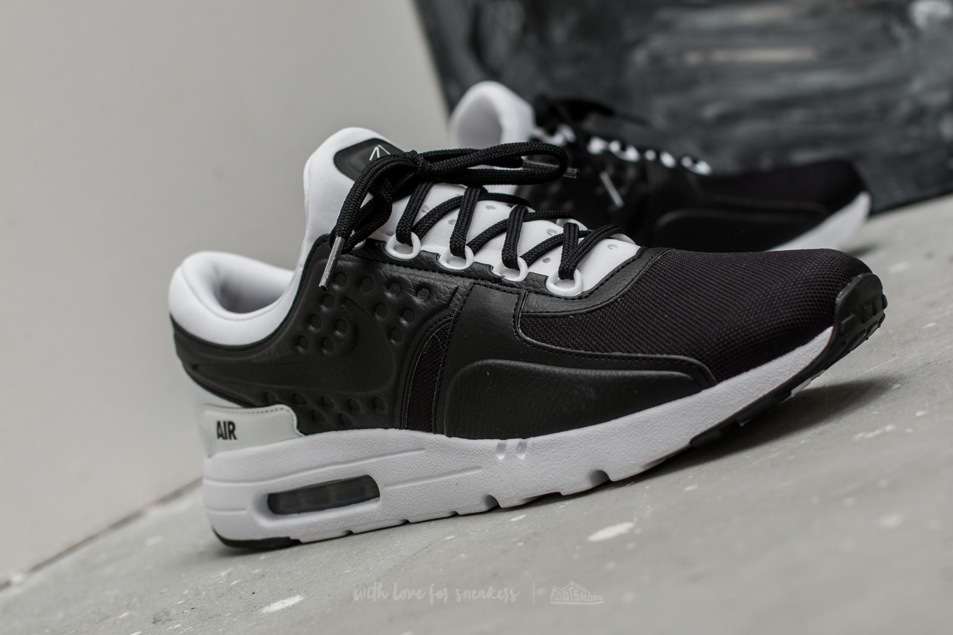 Air max zero black white hotsell