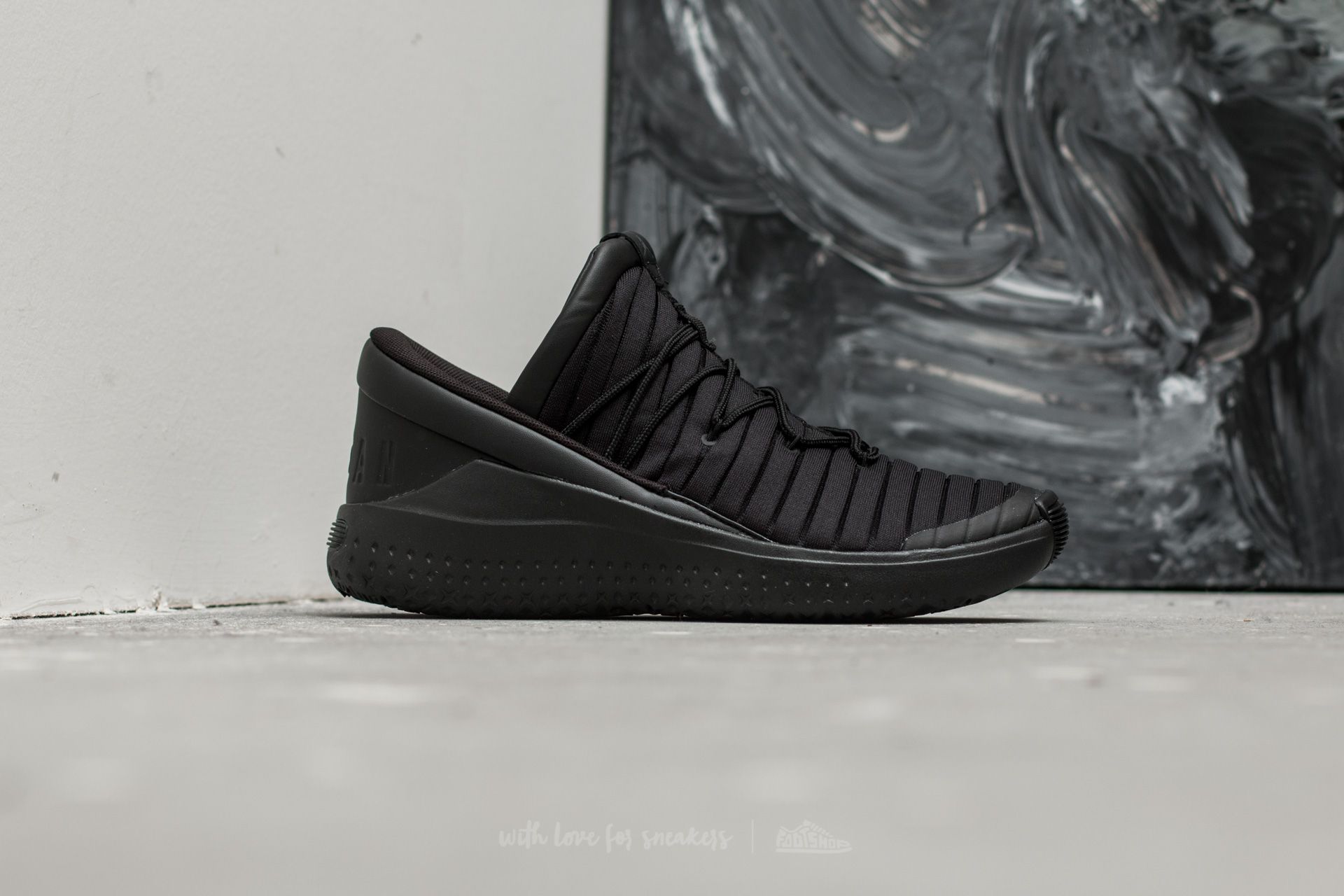 Jordan flight luxe store black