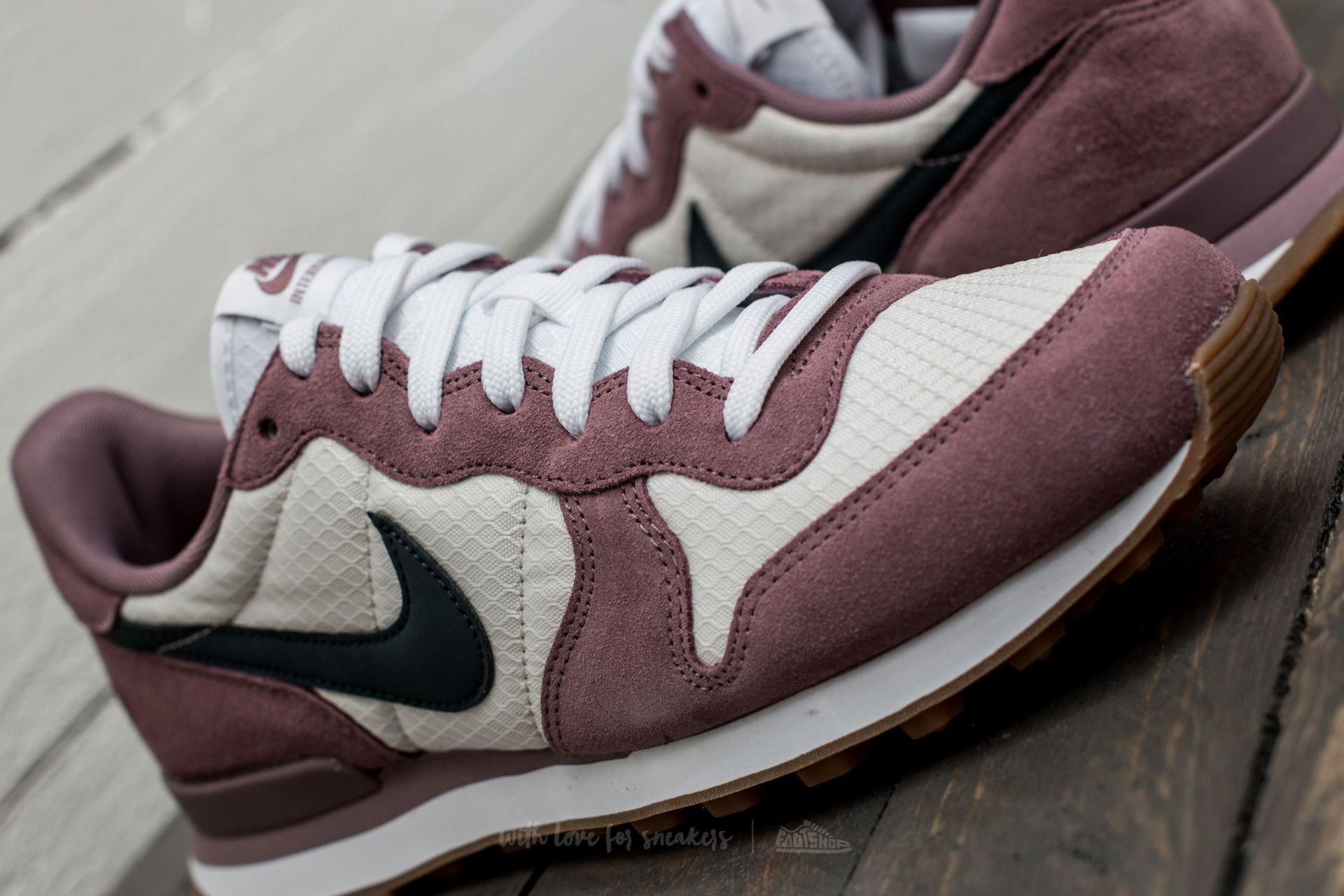 Dámske topánky a tenisky Nike W Internationalist Taupe Grey/ Armory Navy
