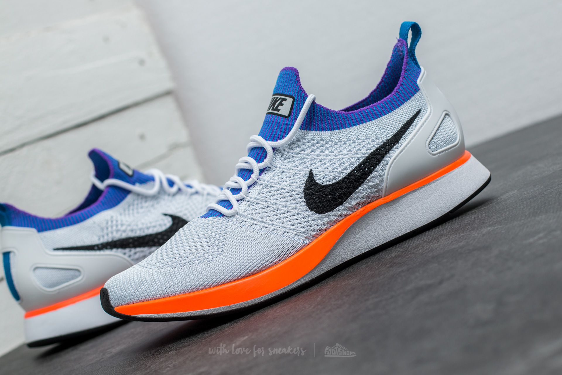 Nike mariah flyknit best sale racer hyper crimson