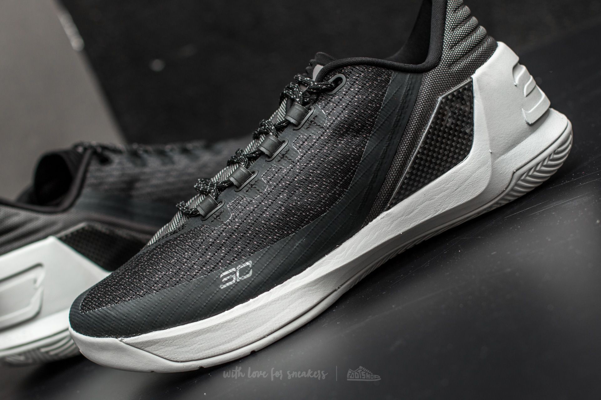 Under armour deals curry 3 low