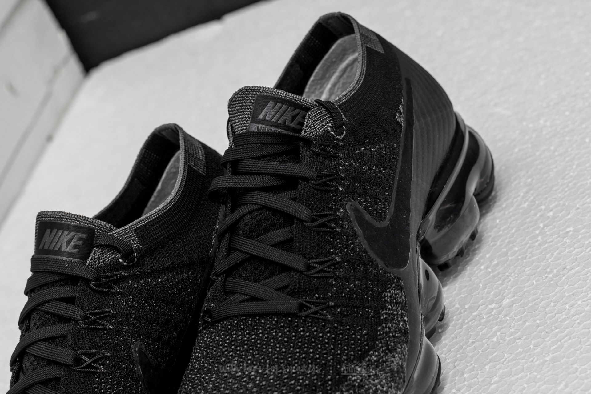 Air vapormax triple black sales 2.0