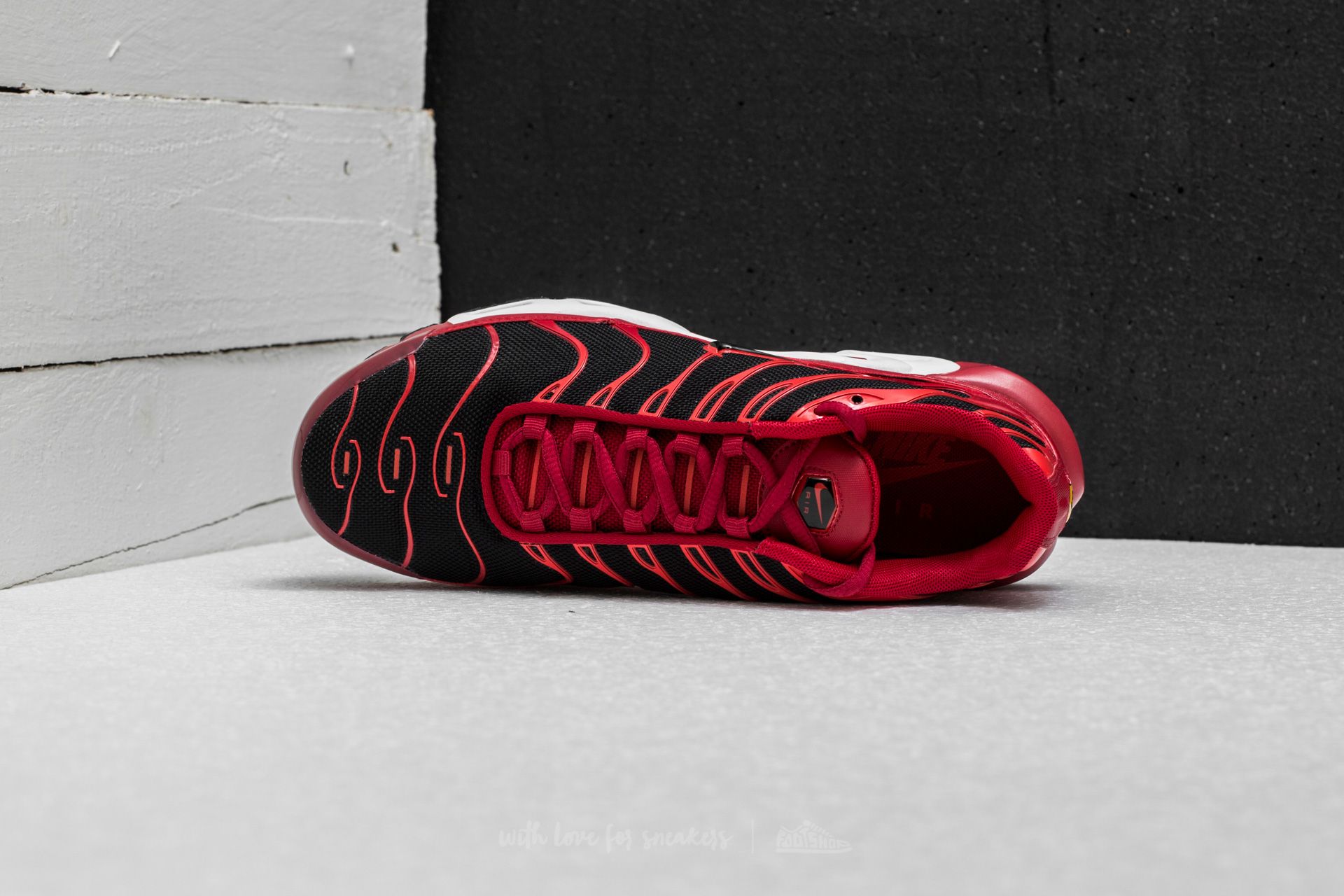 Men s shoes Nike Air Max Plus Tough Red Black Chile Red