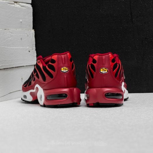 Air max plus on sale red and black