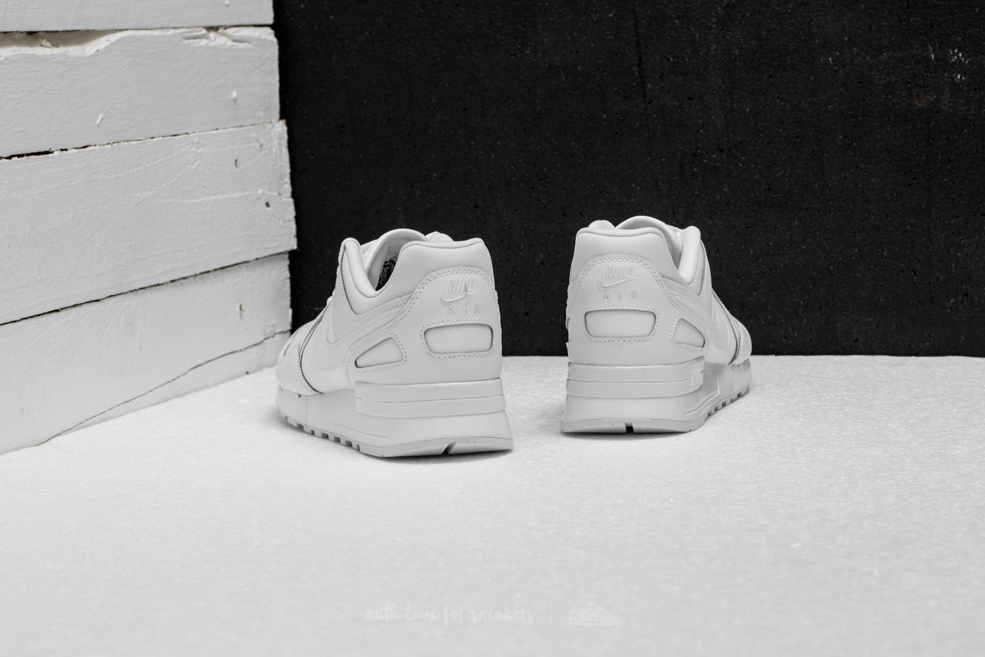 nike air pegasus 89 triple white