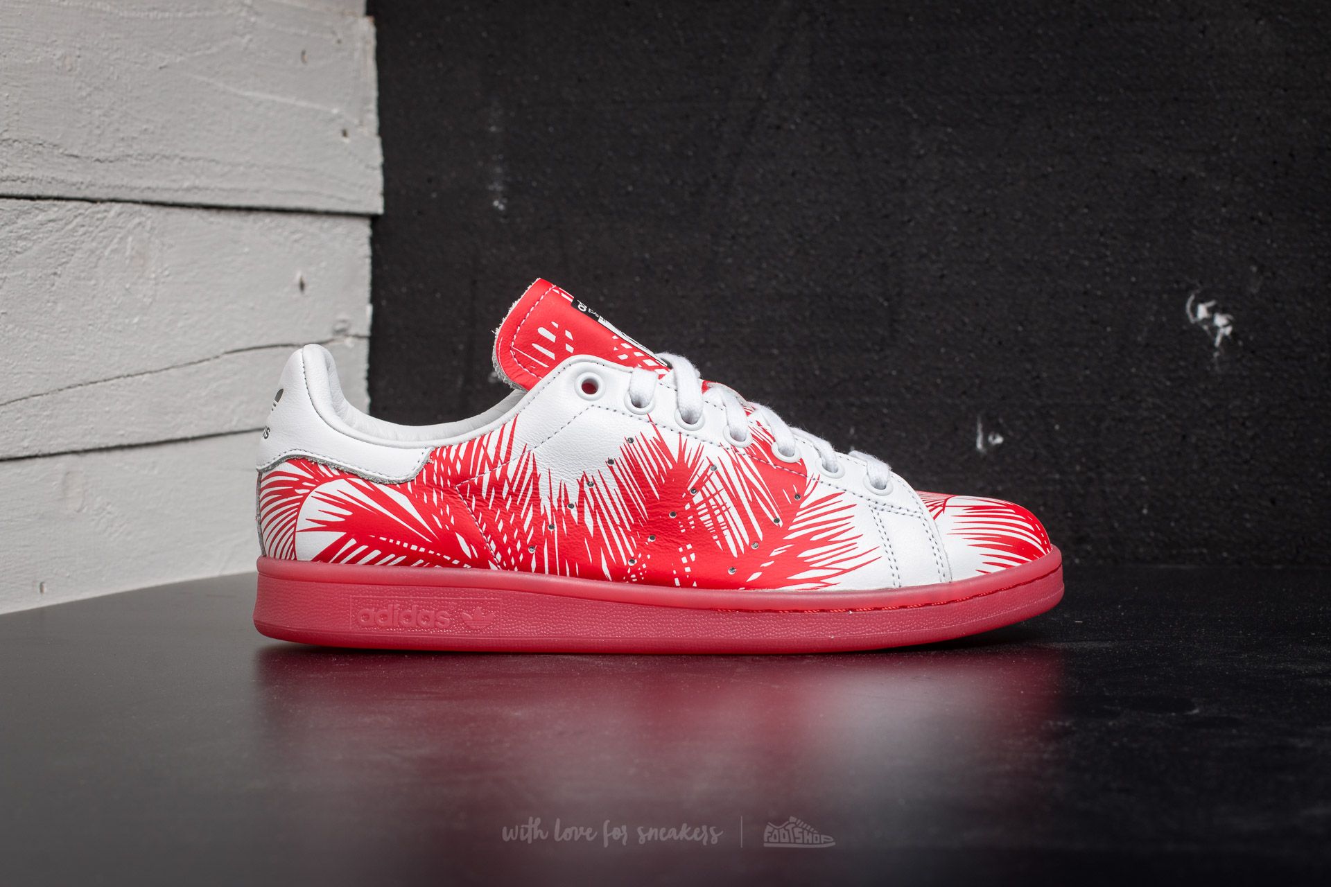 Stan smith hotsell pharrell red