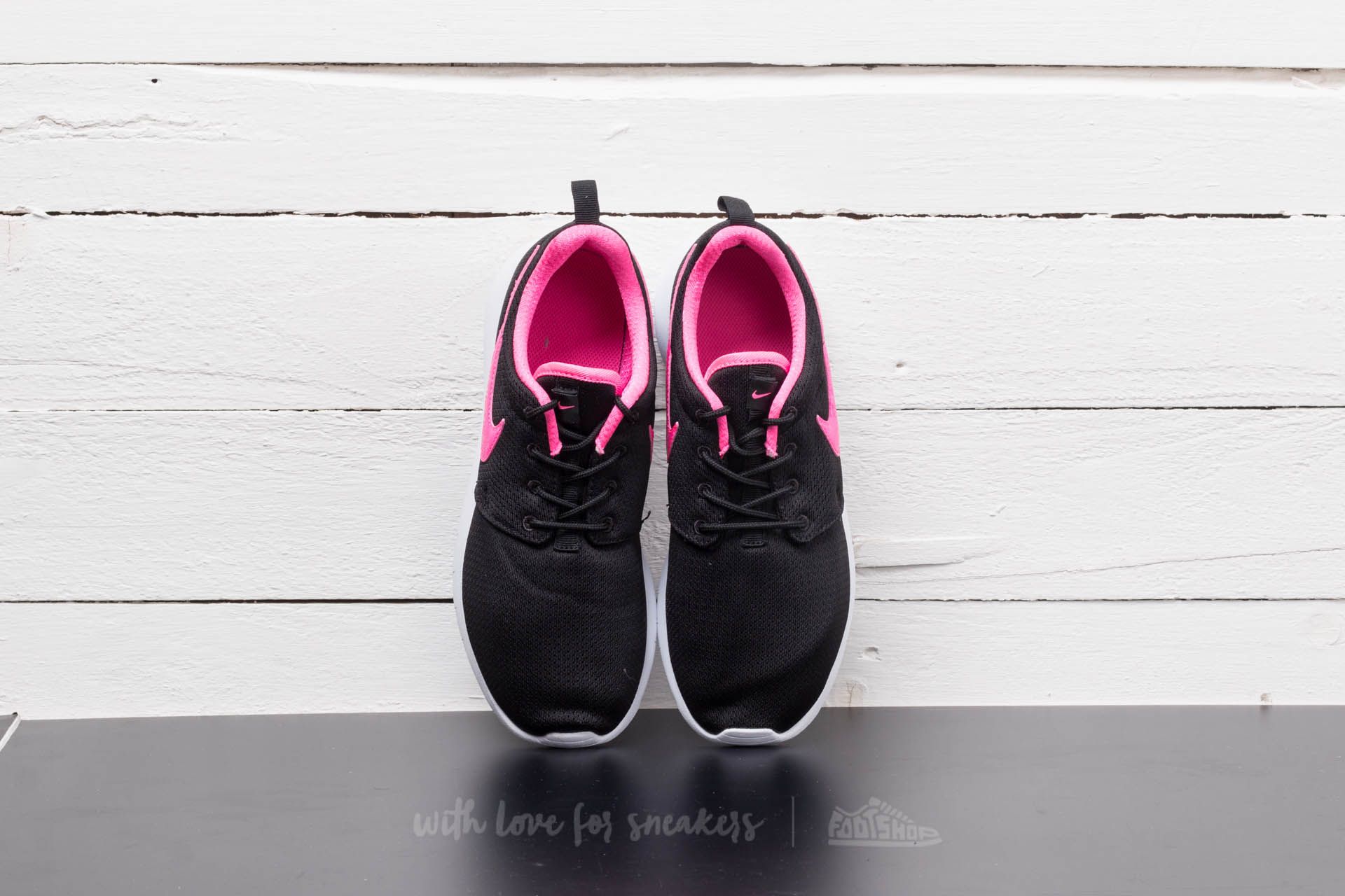 Pink and white roshes top