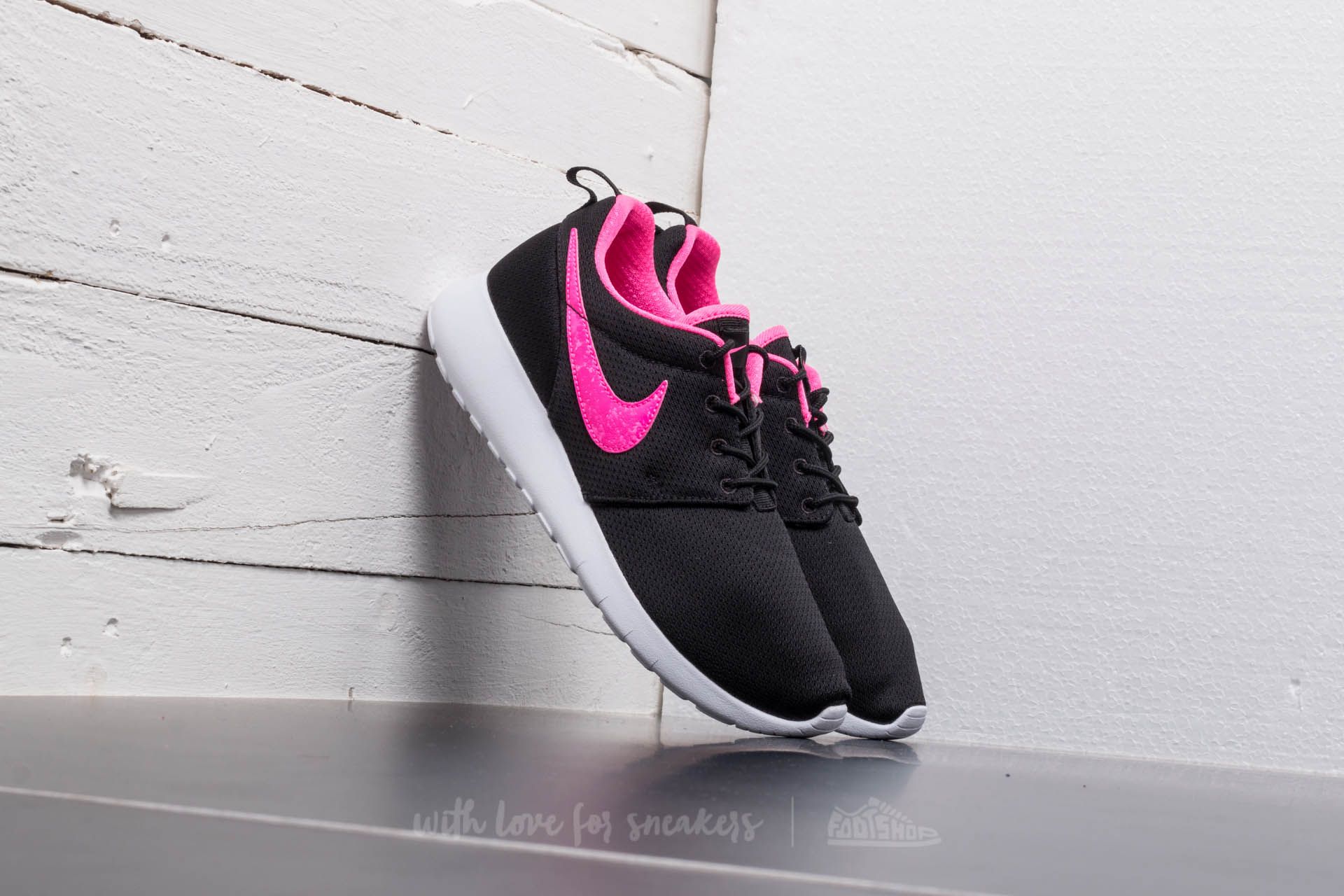 Nike roshe run 2025 women black price