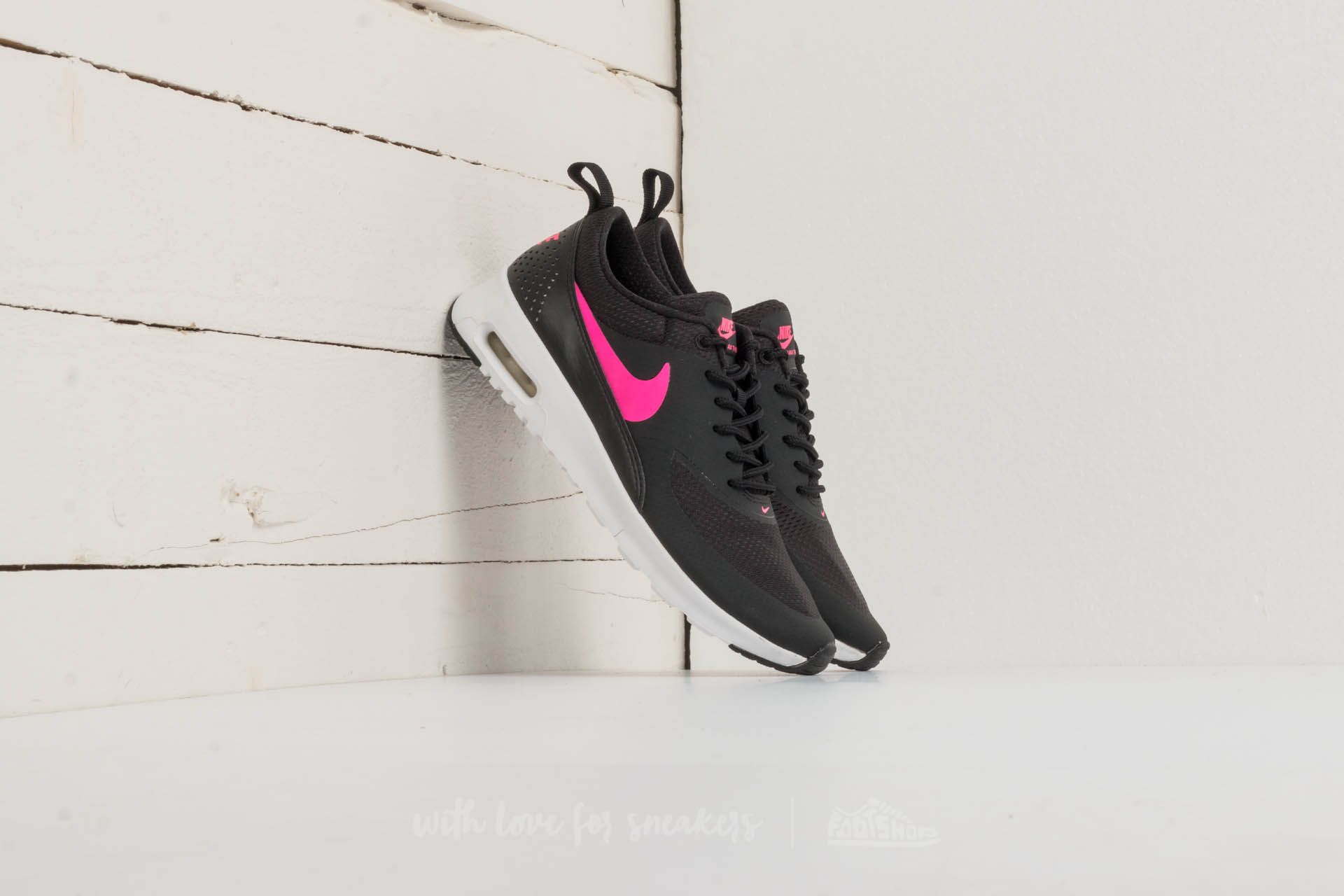 Nike thea pink and black new arrivals