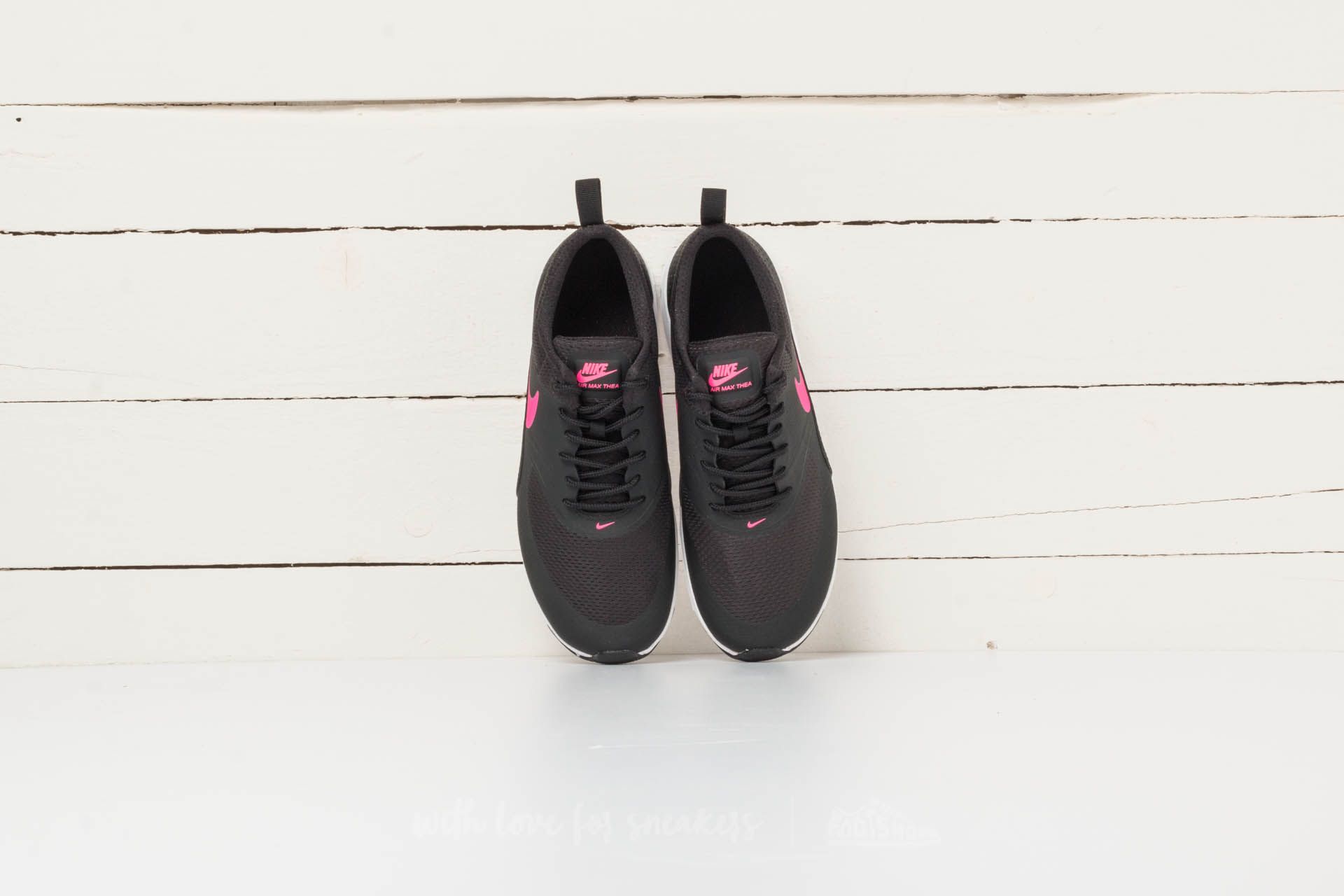 Black and pink nike thea outlet