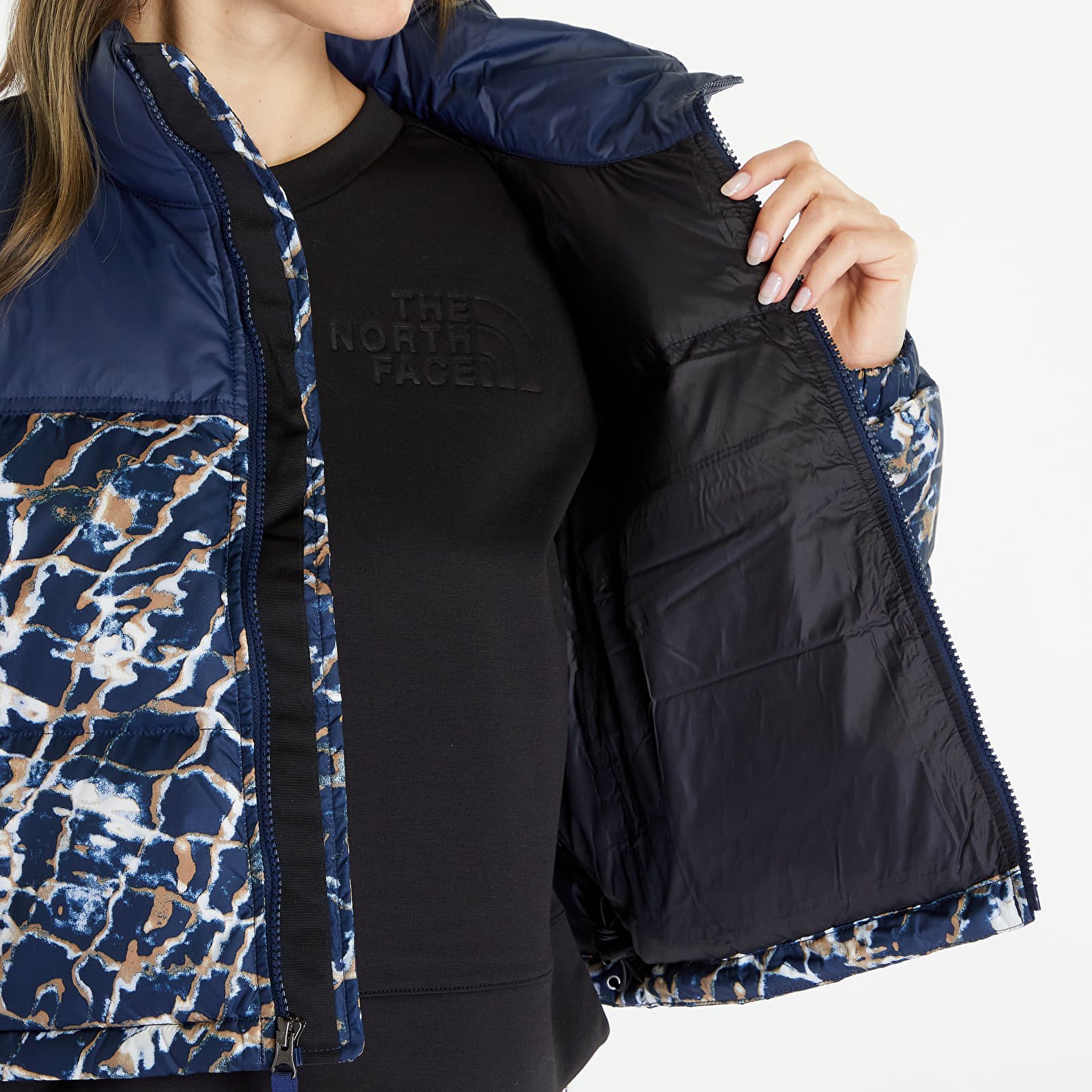 Jassen The North Face Nuptse Short Jacket Dusty Periwinkle Water Distortion Small Print/ Summit Navy