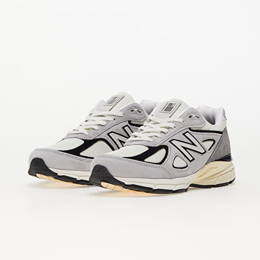 New Balance 990 V4