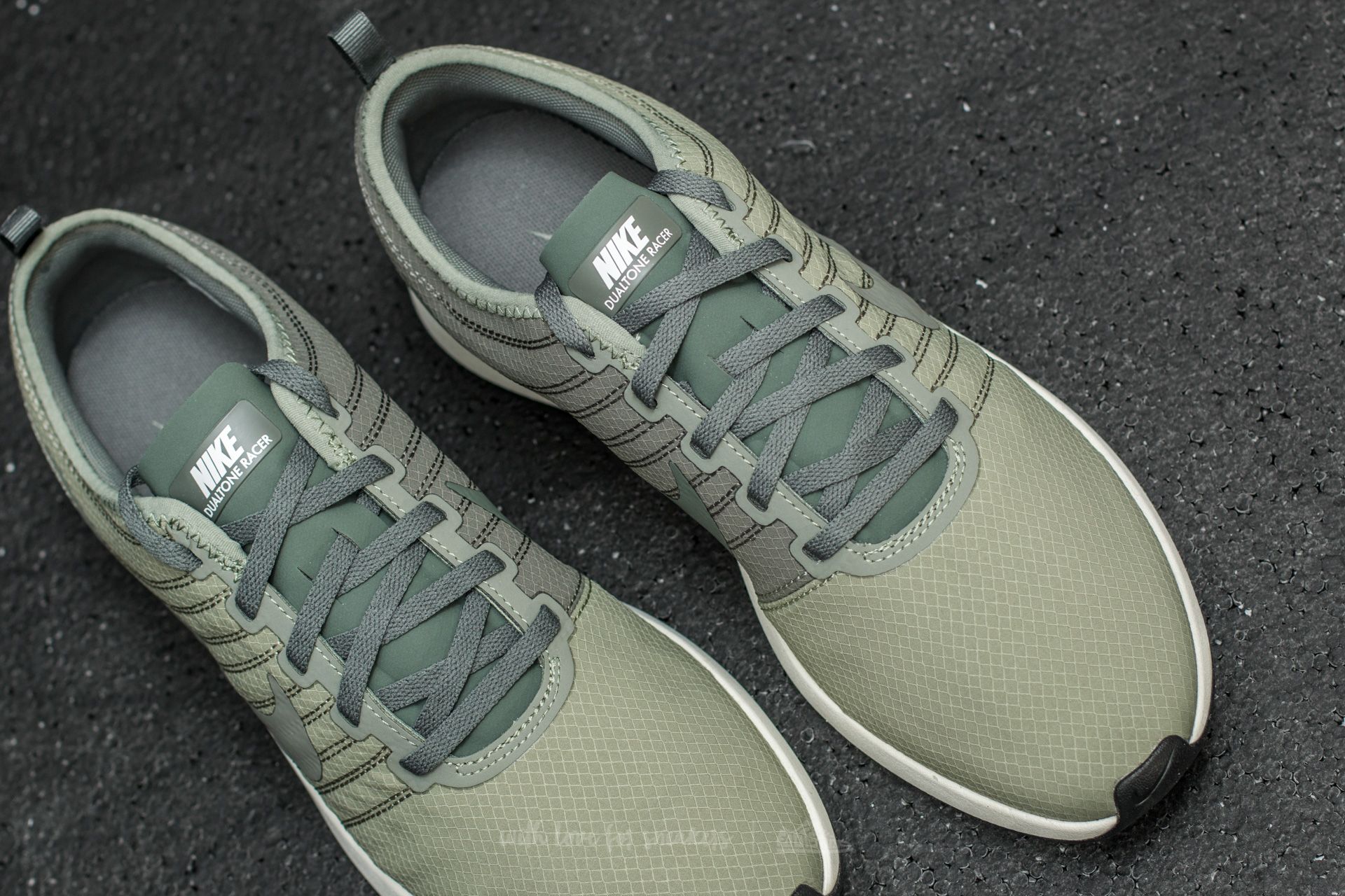 Chaussures et baskets homme Nike Dualtone Racer SE Dark Stucco River Rock Footshop