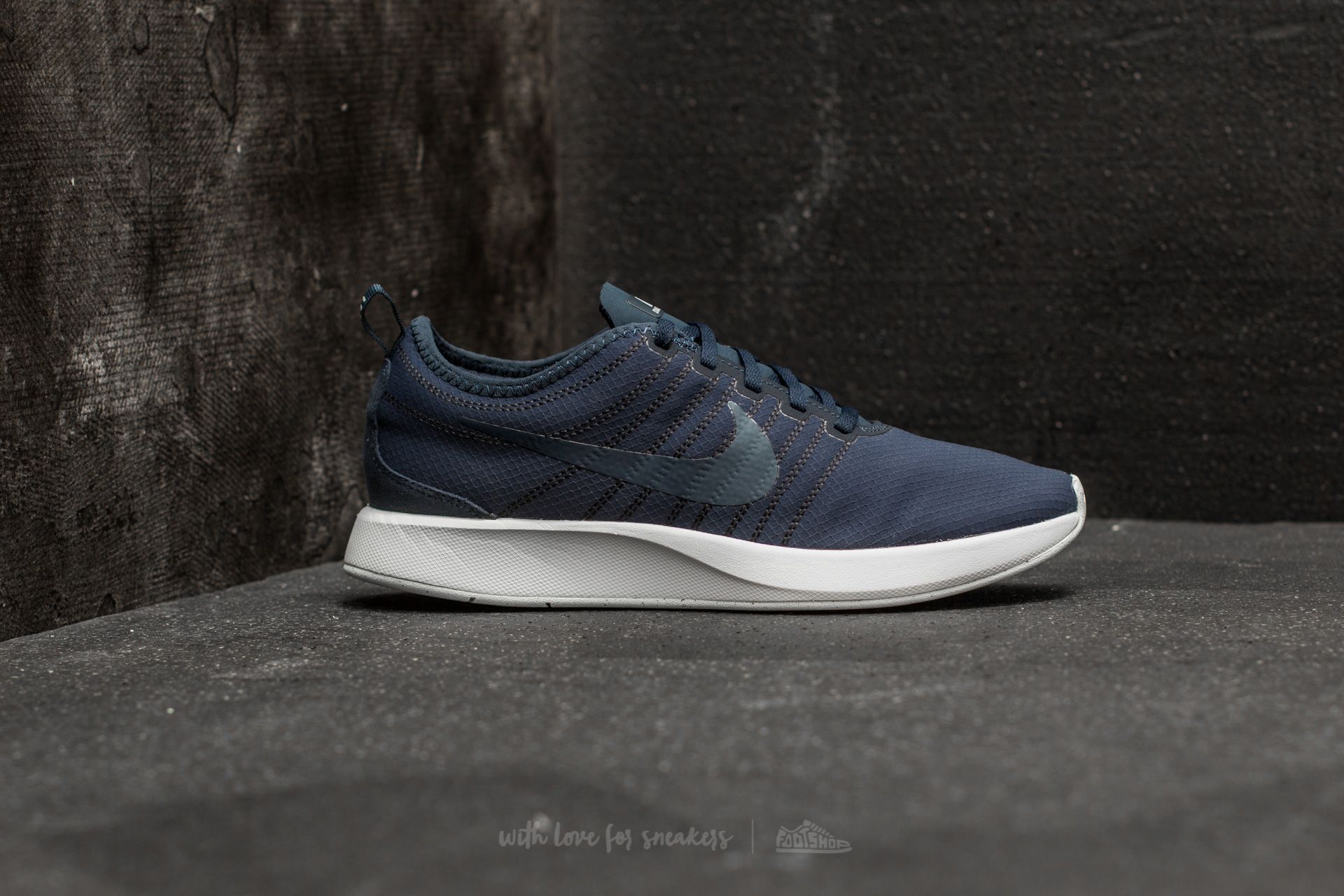 Nike dualtone se top