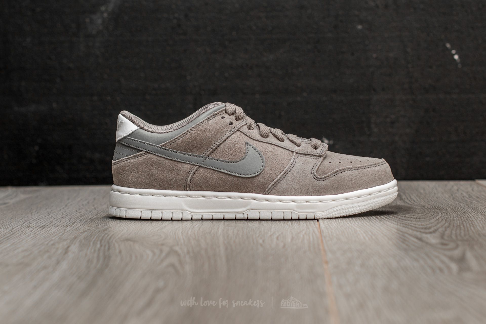 Дамски кецове и обувки Nike Dunk Low SE (GS) Dust/ Dust-Summit White