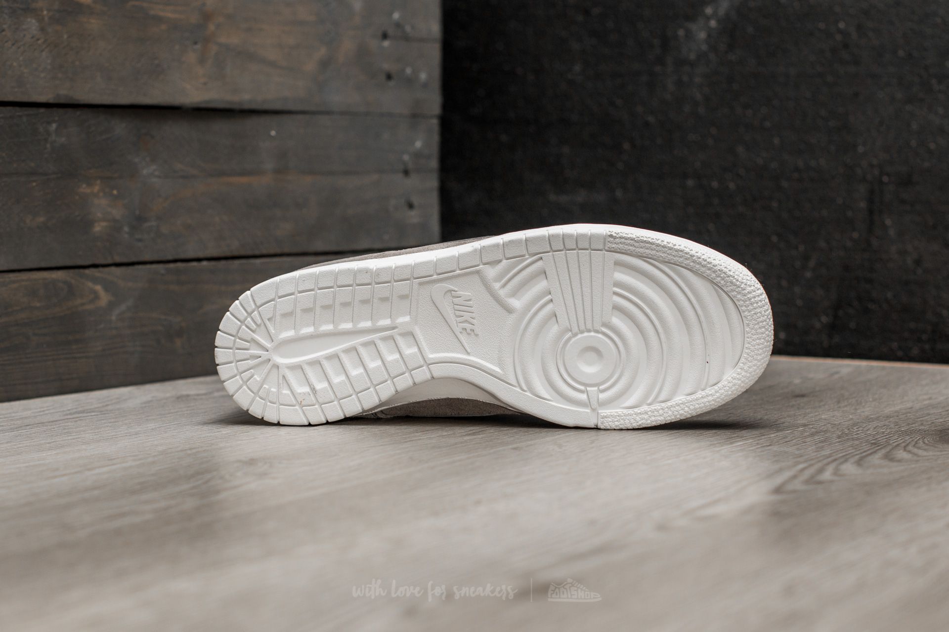 Дамски кецове и обувки Nike Dunk Low SE (GS) Dust/ Dust-Summit White