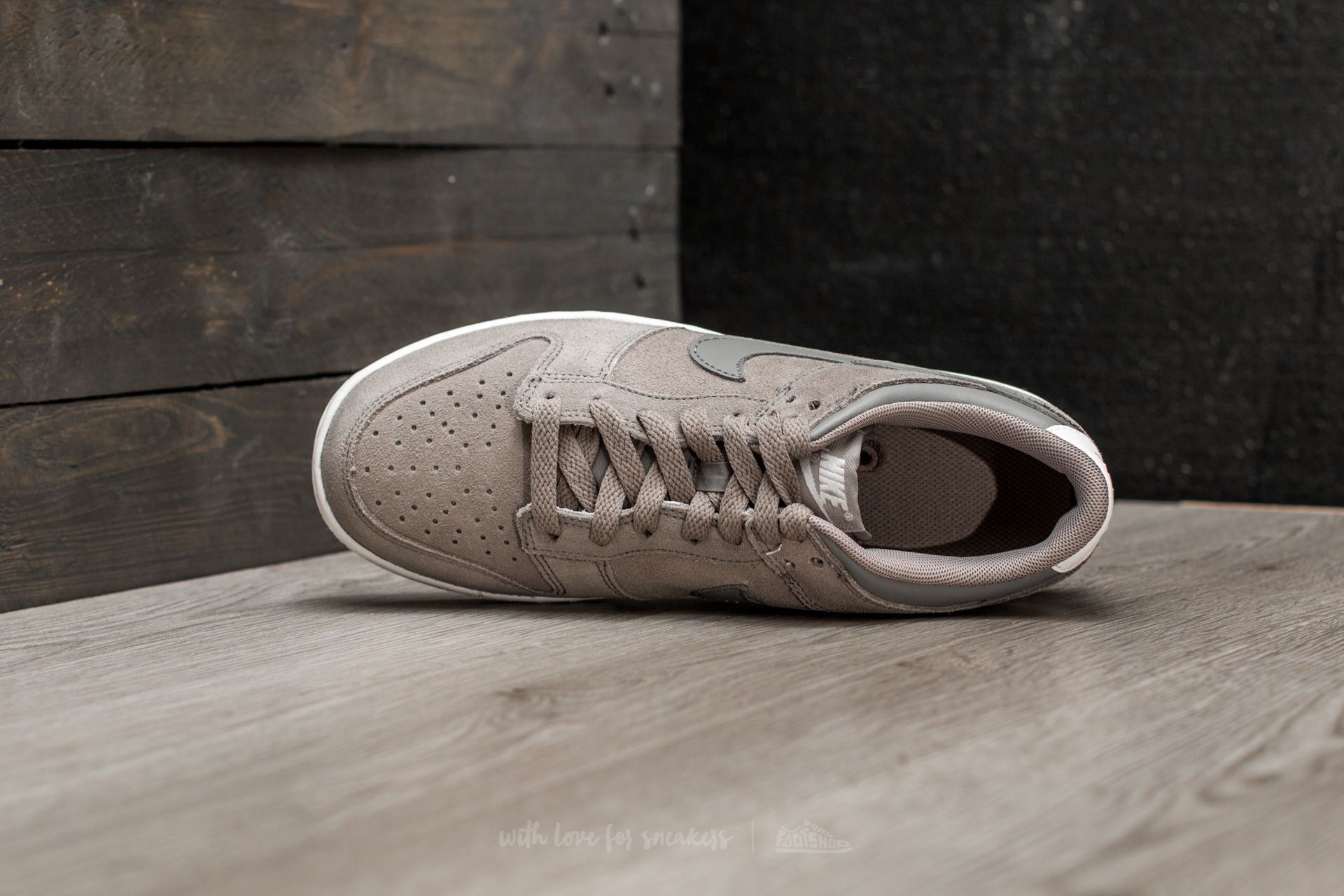 Дамски кецове и обувки Nike Dunk Low SE (GS) Dust/ Dust-Summit White