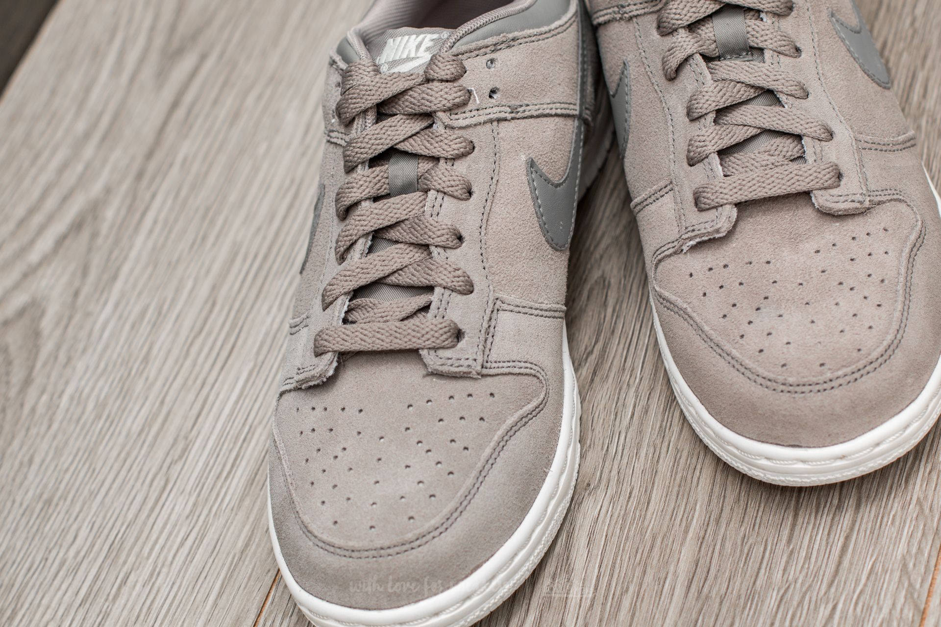 Дамски кецове и обувки Nike Dunk Low SE (GS) Dust/ Dust-Summit White