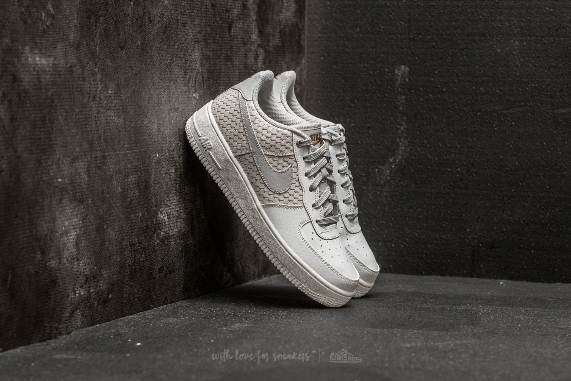 Air force 1 hotsell 07 lv8 light bone