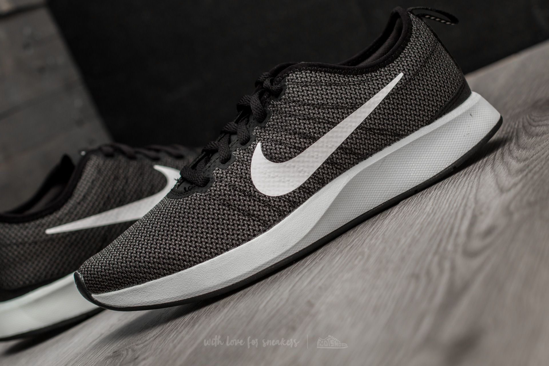 Zapatillas mujer Nike Wmns Dualtone Racer Black White Dark Grey Footshop