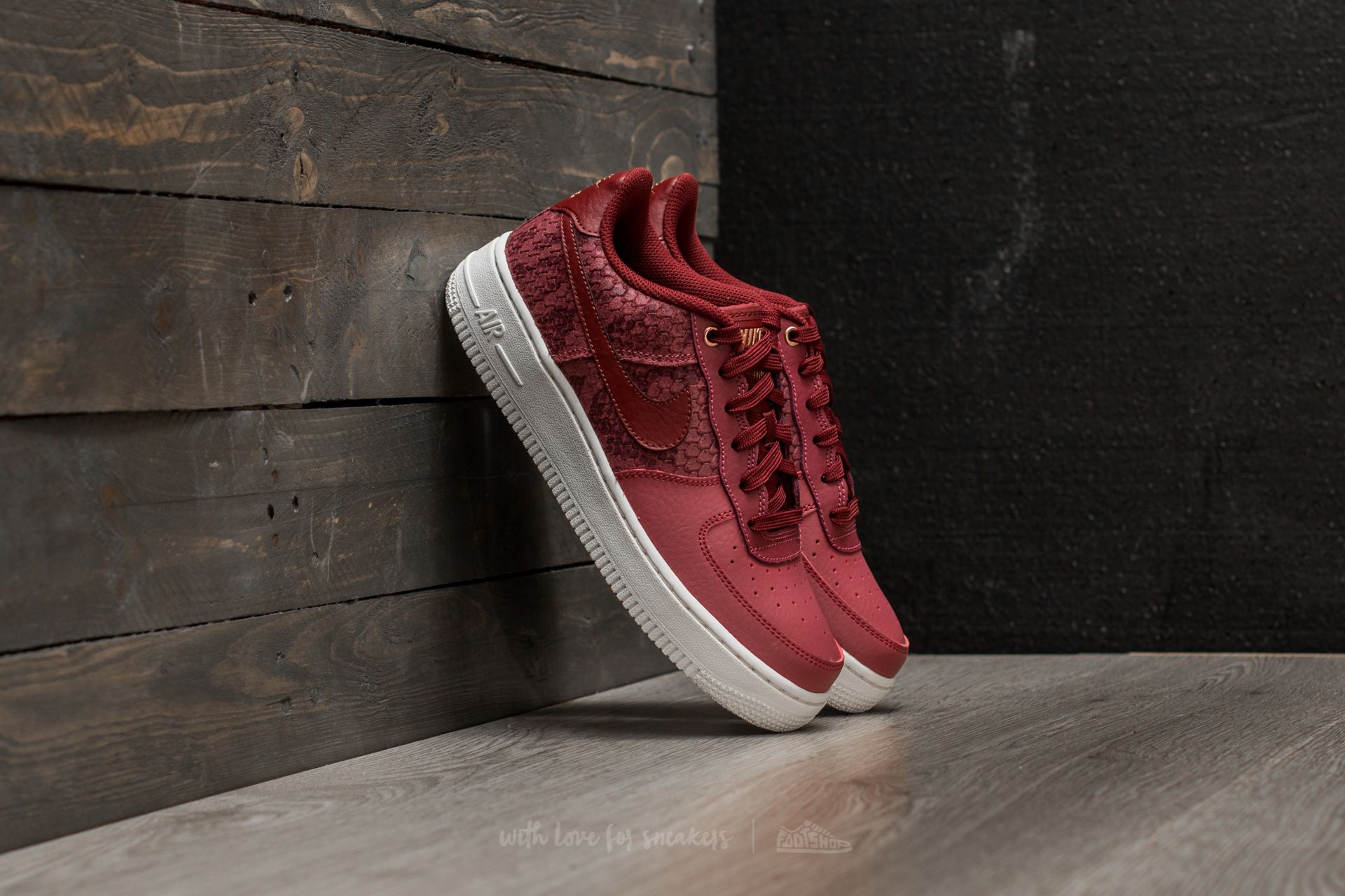 Women s shoes Nike Air Force 1 LV8 GS Port Dark Team Red Footshop