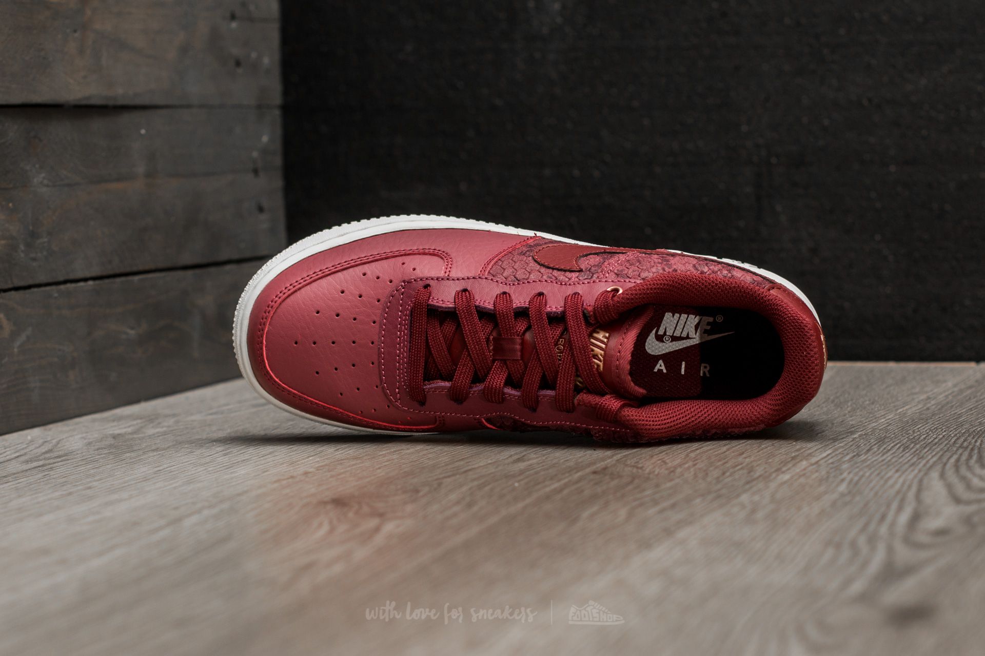 Women's shoes Nike Air Force 1 LV8 (GS) Port/ Dark Team Red