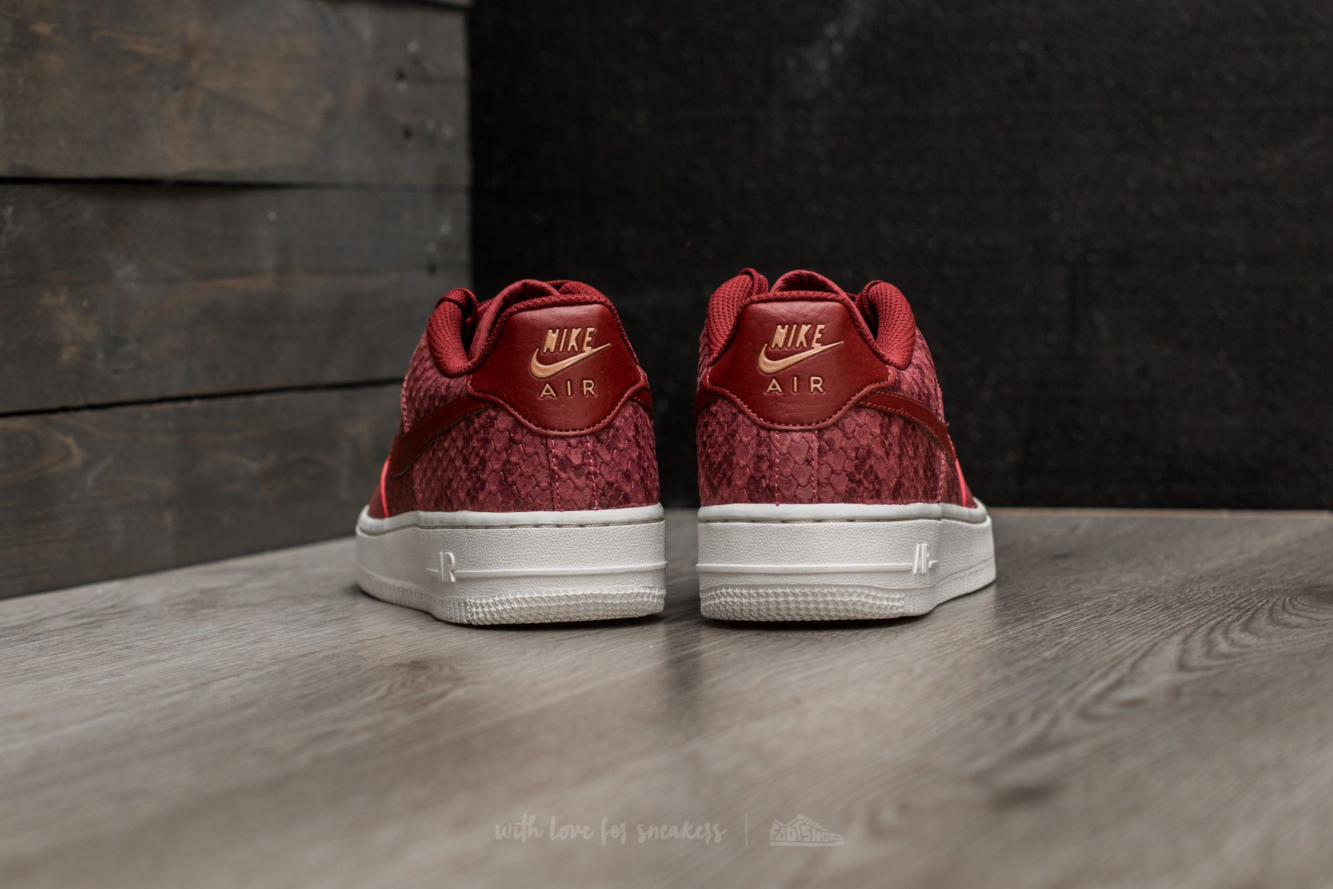 Women's shoes Nike Air Force 1 LV8 (GS) Port/ Dark Team Red