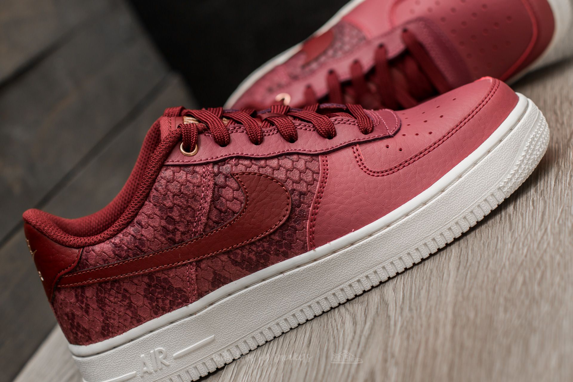 Women's shoes Nike Air Force 1 LV8 (GS) Port/ Dark Team Red