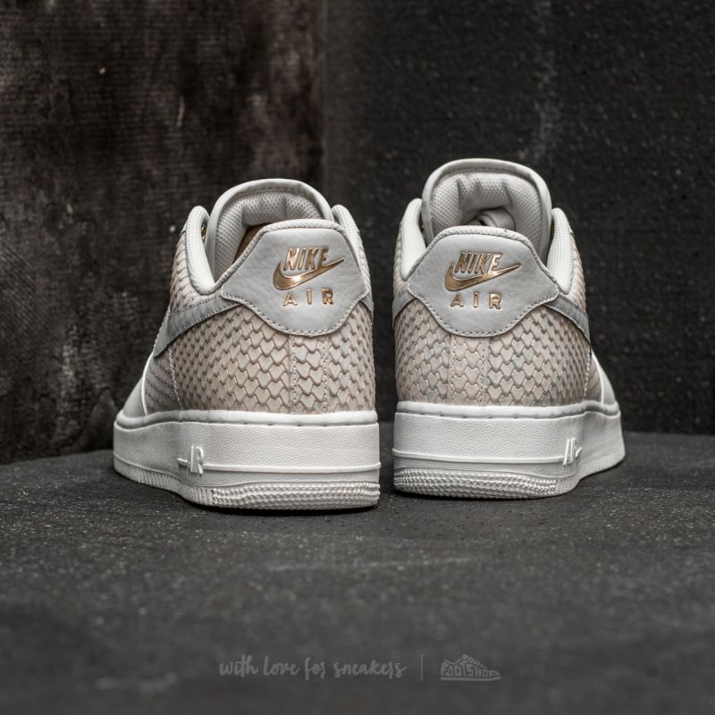 nike shoe air force lv8 metallic gold
