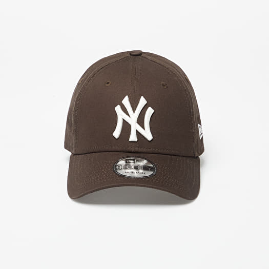New Era New York Yankees League Essential 9FORTY Adjustable Cap Brown Suede/ Off White
