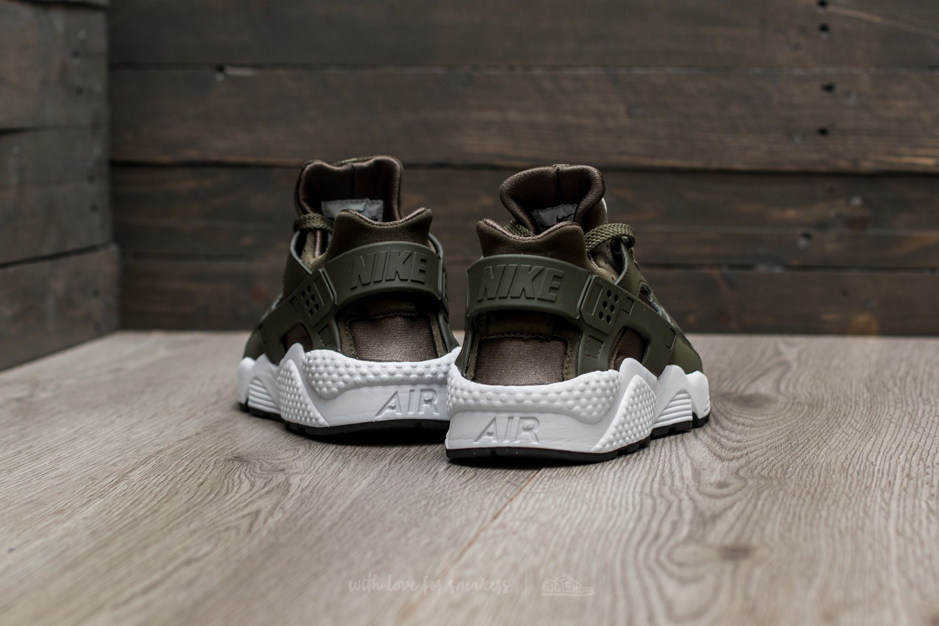 Khaki nike huaraches deals