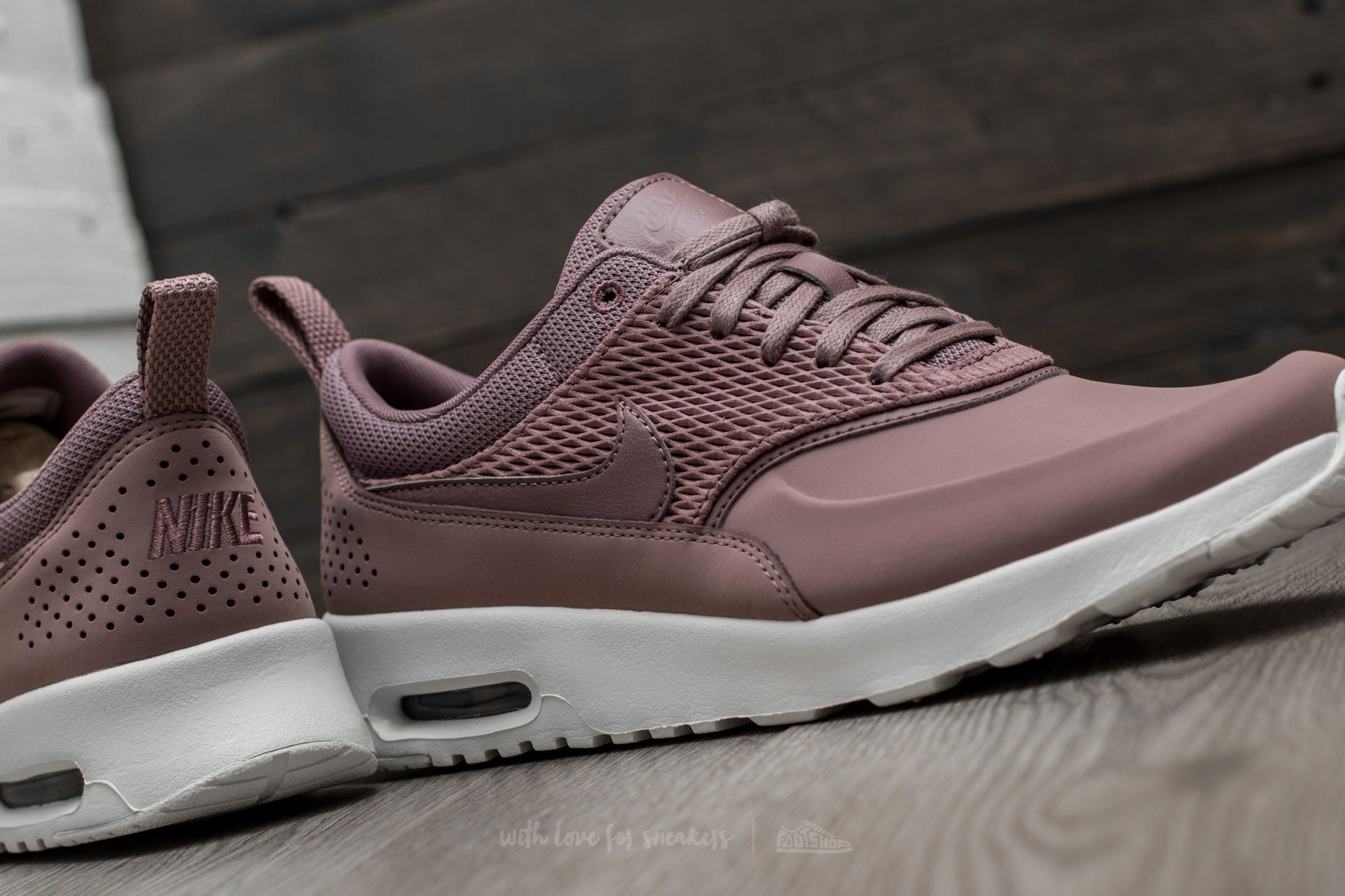 Nike air max thea taupe grey top