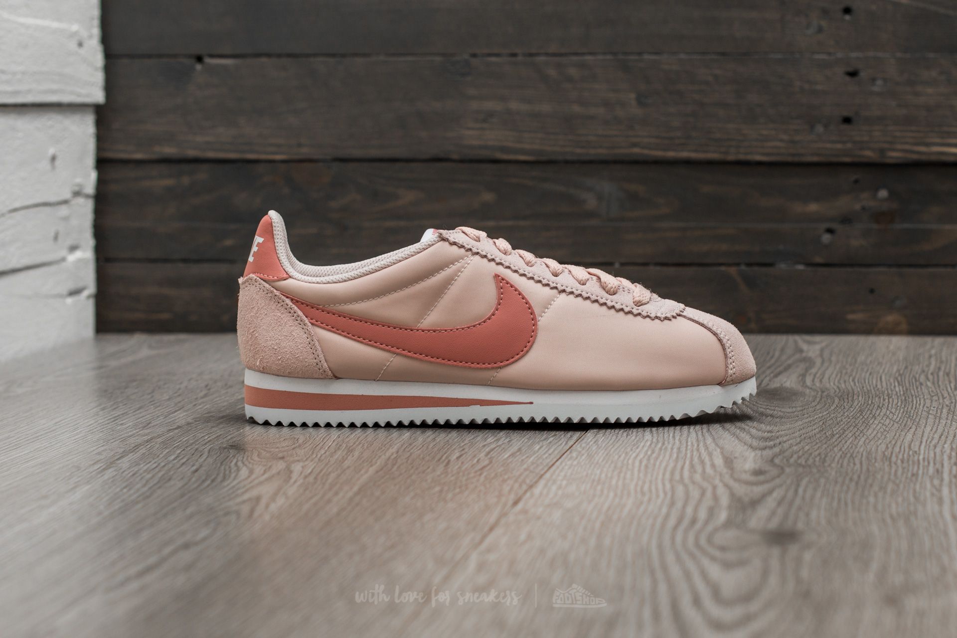 Peach nike cortez hotsell