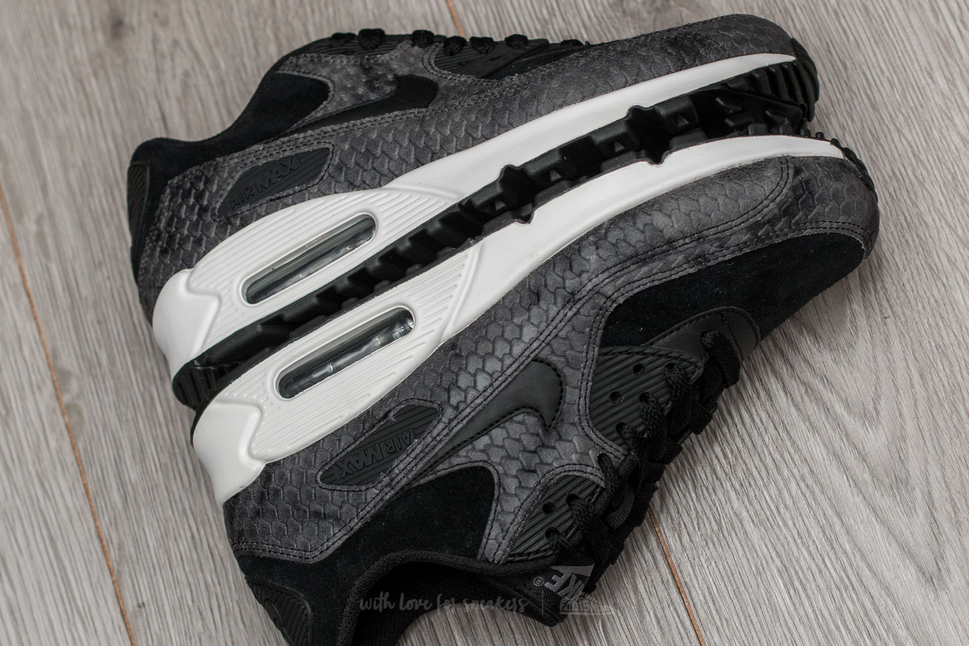 Moteriška avalynė Nike Wmns Air Max 90 Premium Black/ Black-Sail-Dark Grey