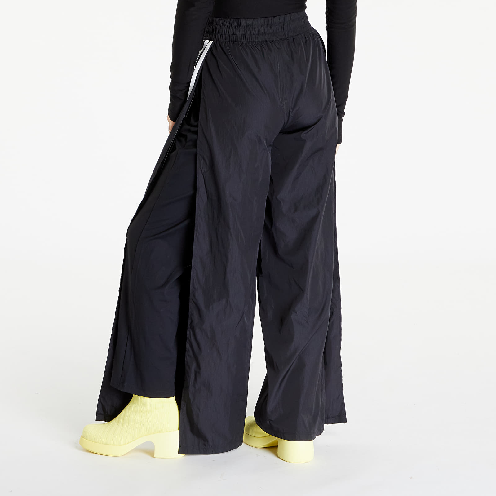 Jeans e pantaloni adidas Me Flared Pants Black