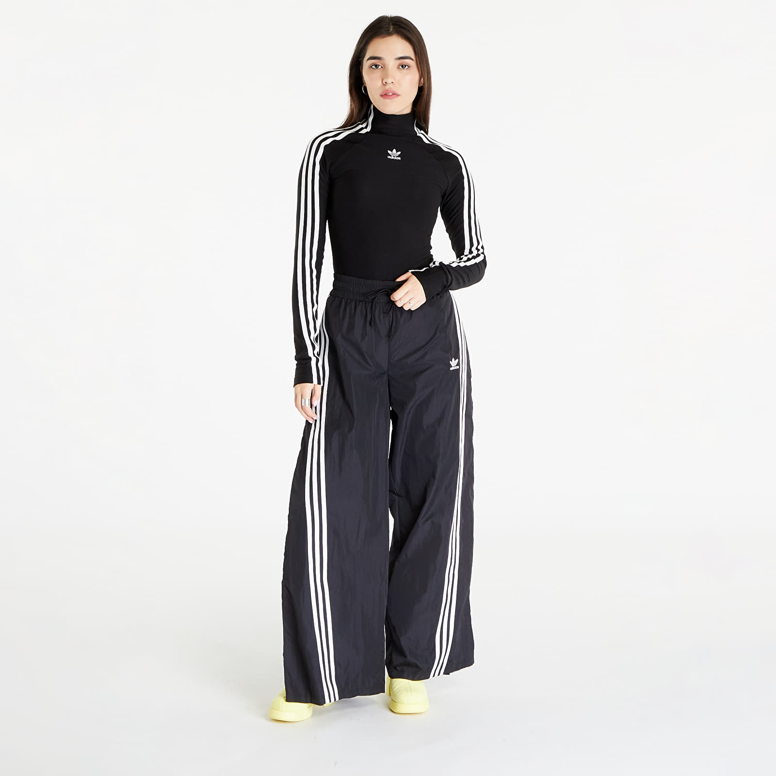 Jeans e pantaloni adidas Me Flared Pants Black