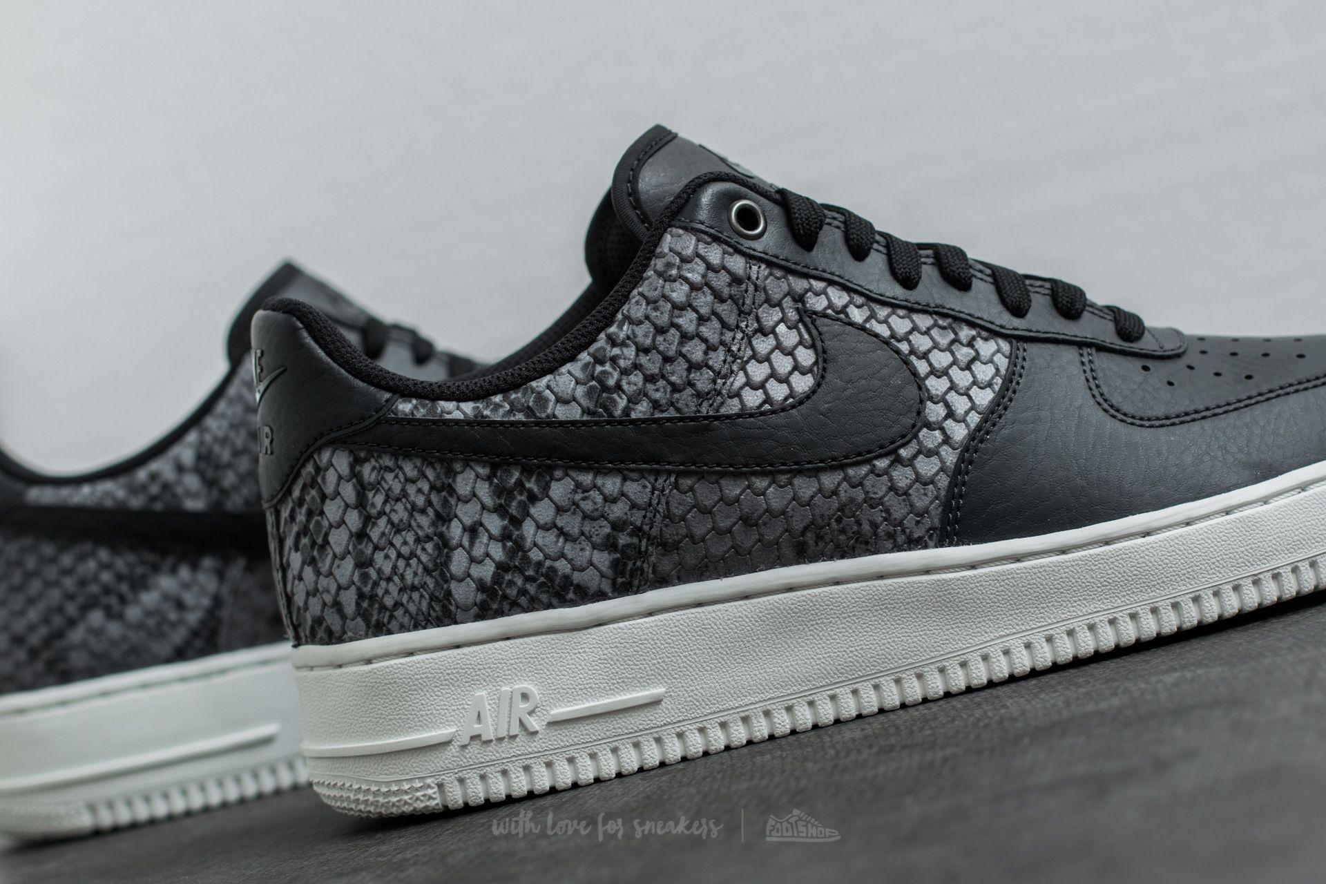 Scarpe uomo Nike Air Force 1 '07 LV8 Anthracite/ Black-Summit White