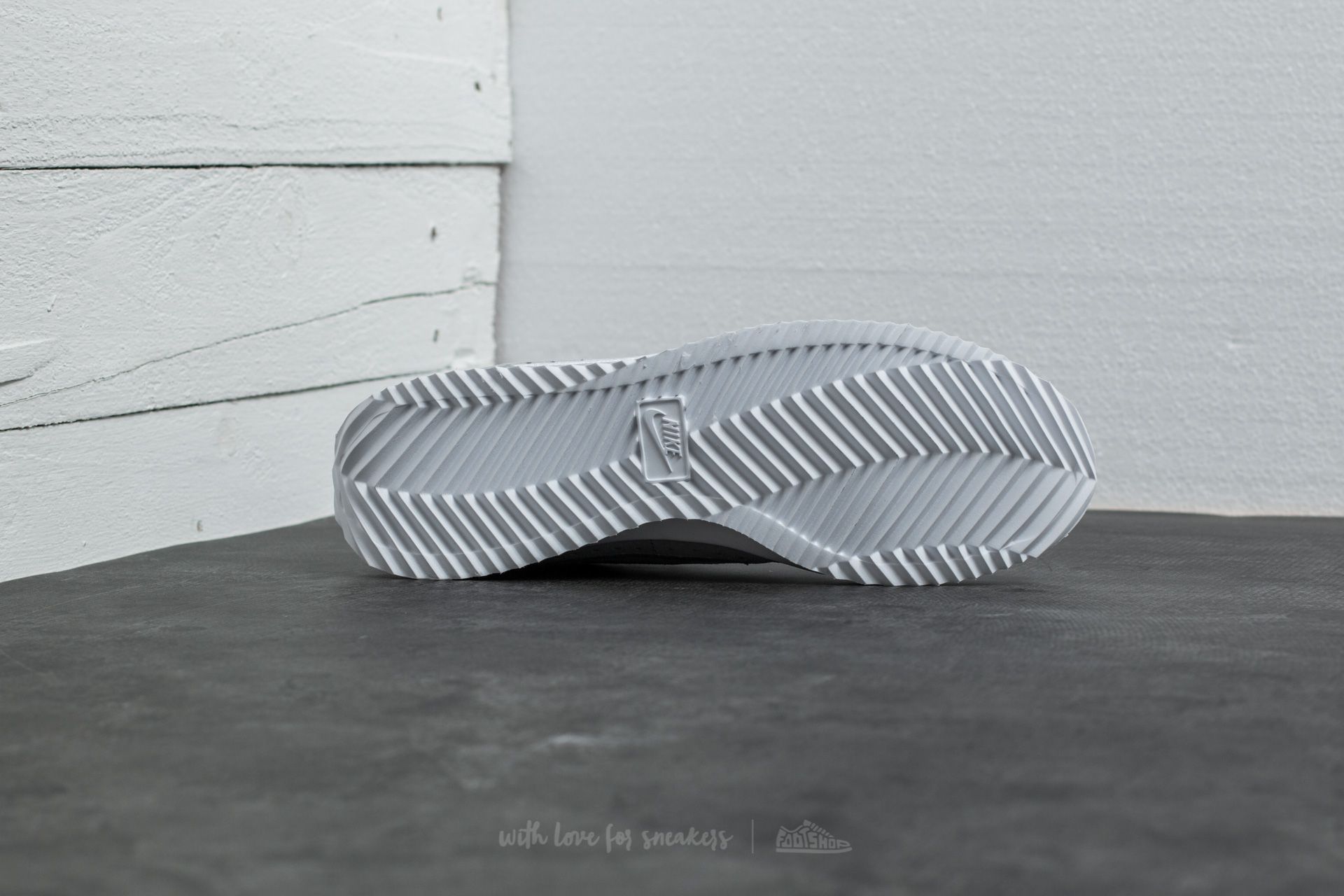 Nike cortez sole on sale