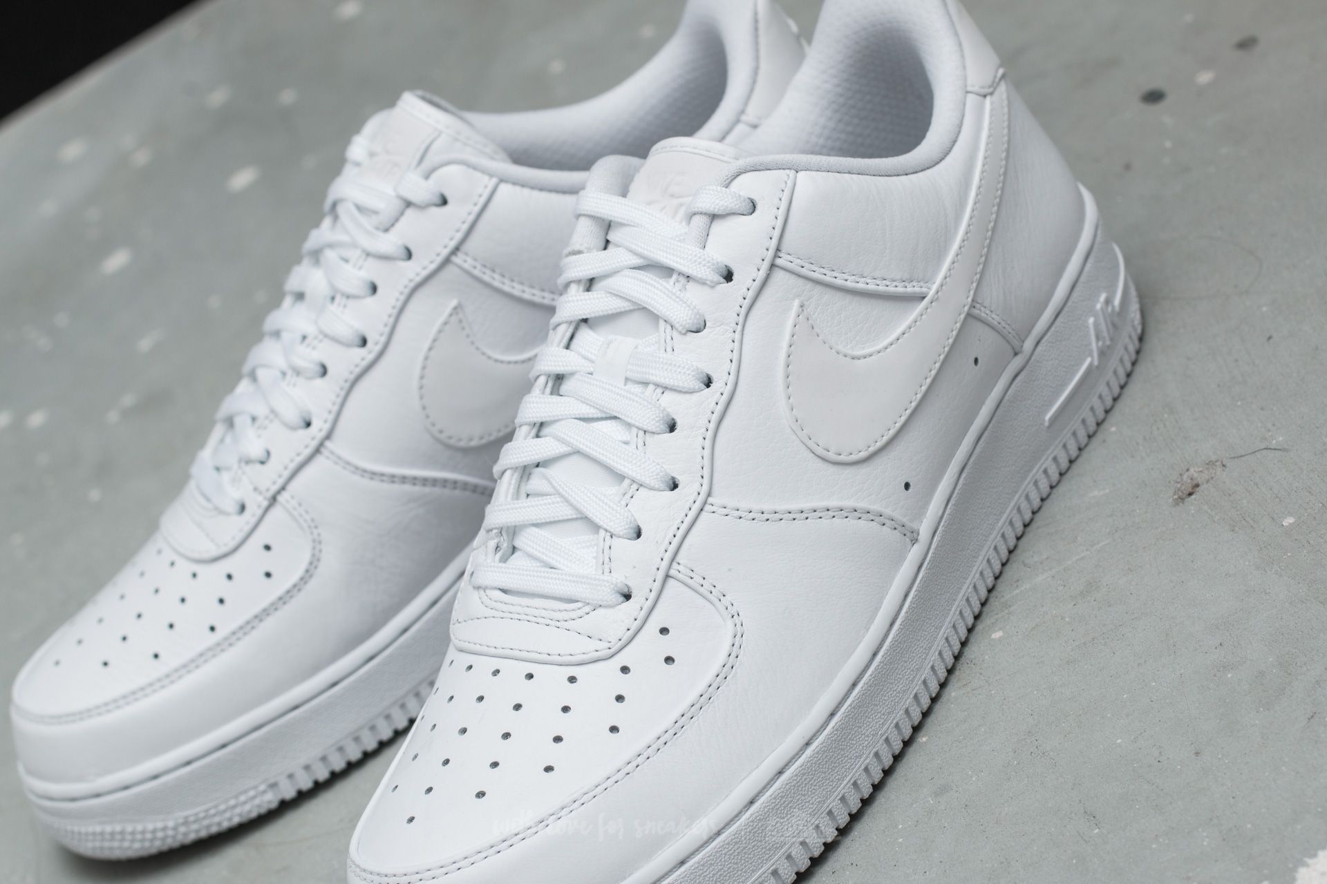 All white low top nikes hot sale