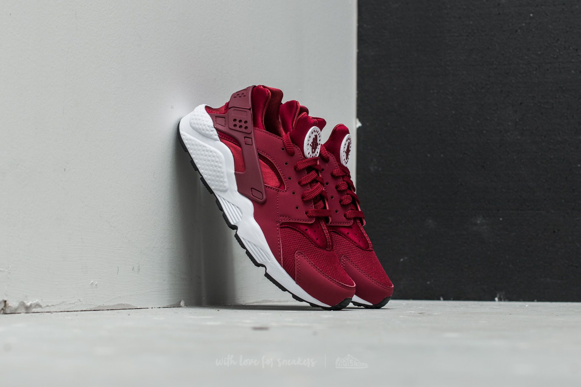 Huarache red sale and white