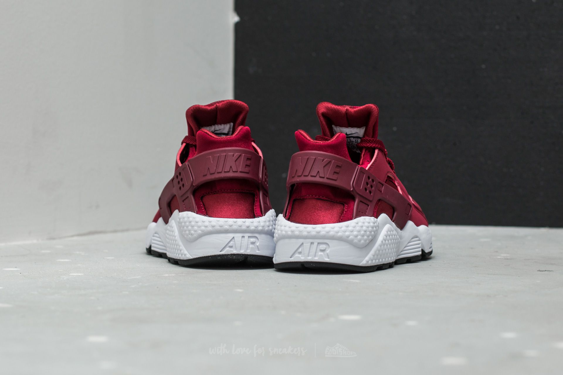 Men s shoes Nike Air Huarache Team Red Team Red White Black Footshop