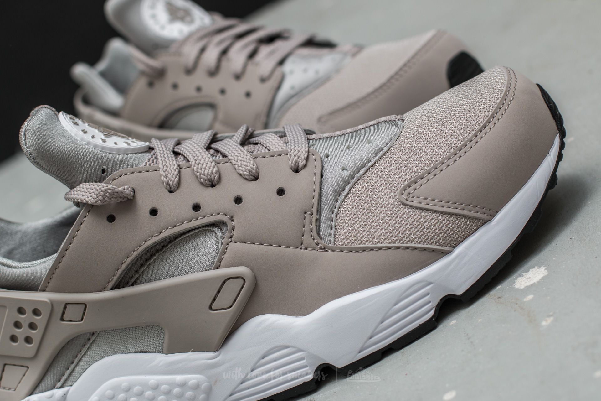 nike air huarache cobblestone